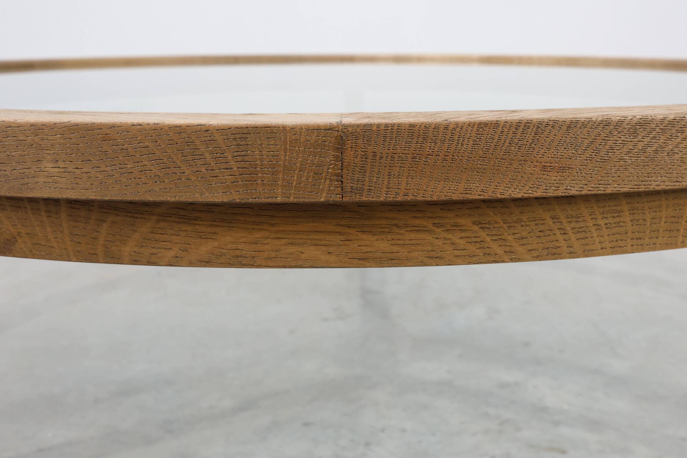 Table moderne en bois de cèdre et verre, Italie fin du 20e siècle