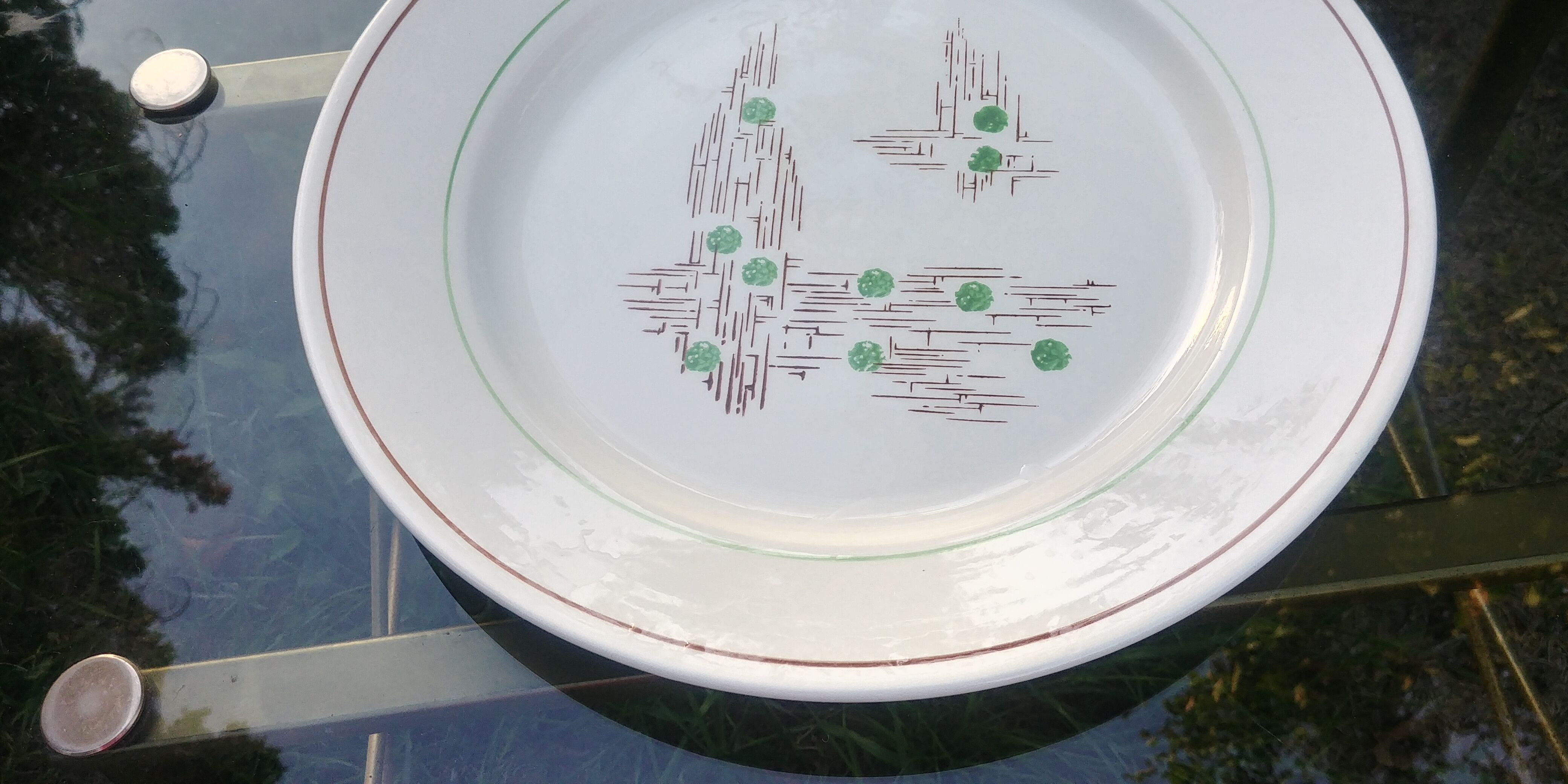 Round serving dish of the faiencerie of Gien model Old Pigalle.