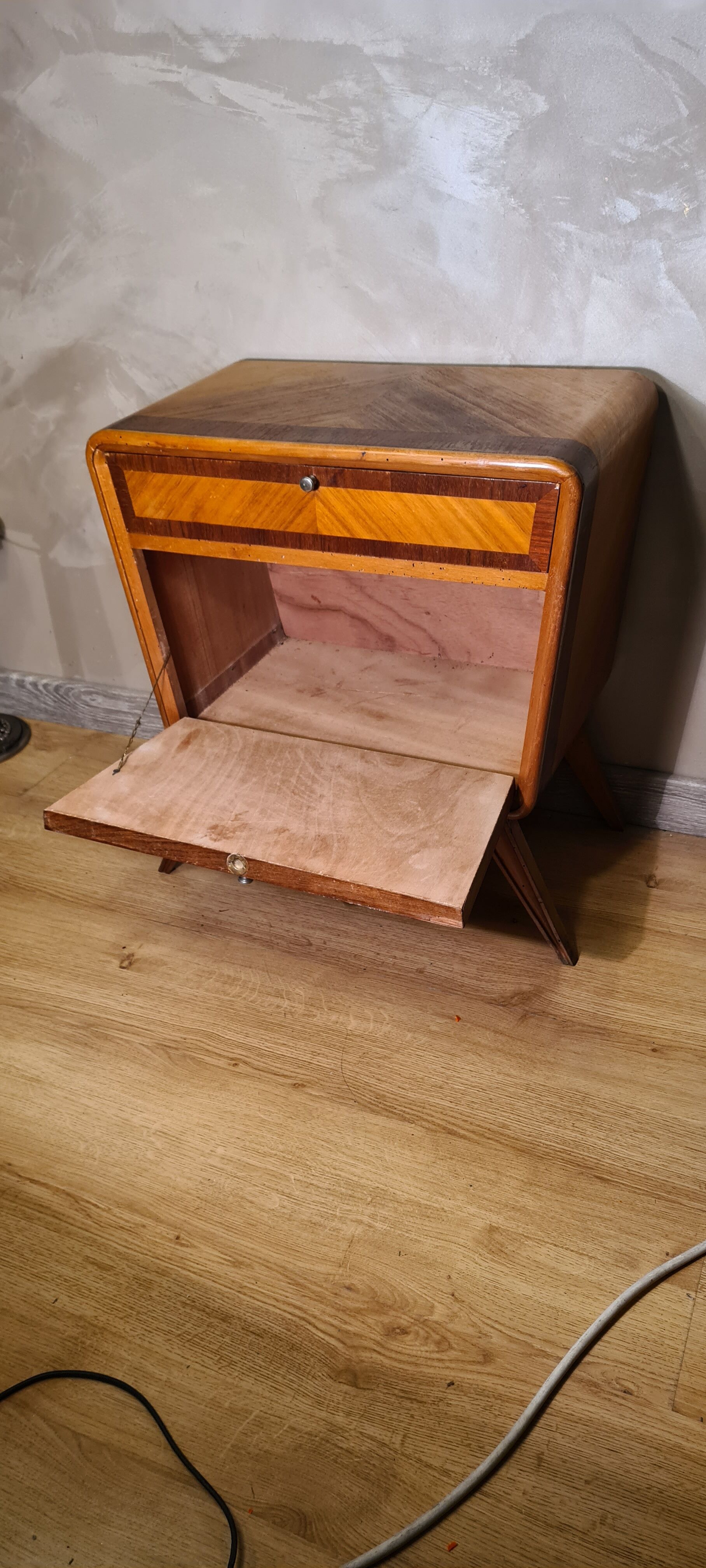 Table de chevet en marqueterie