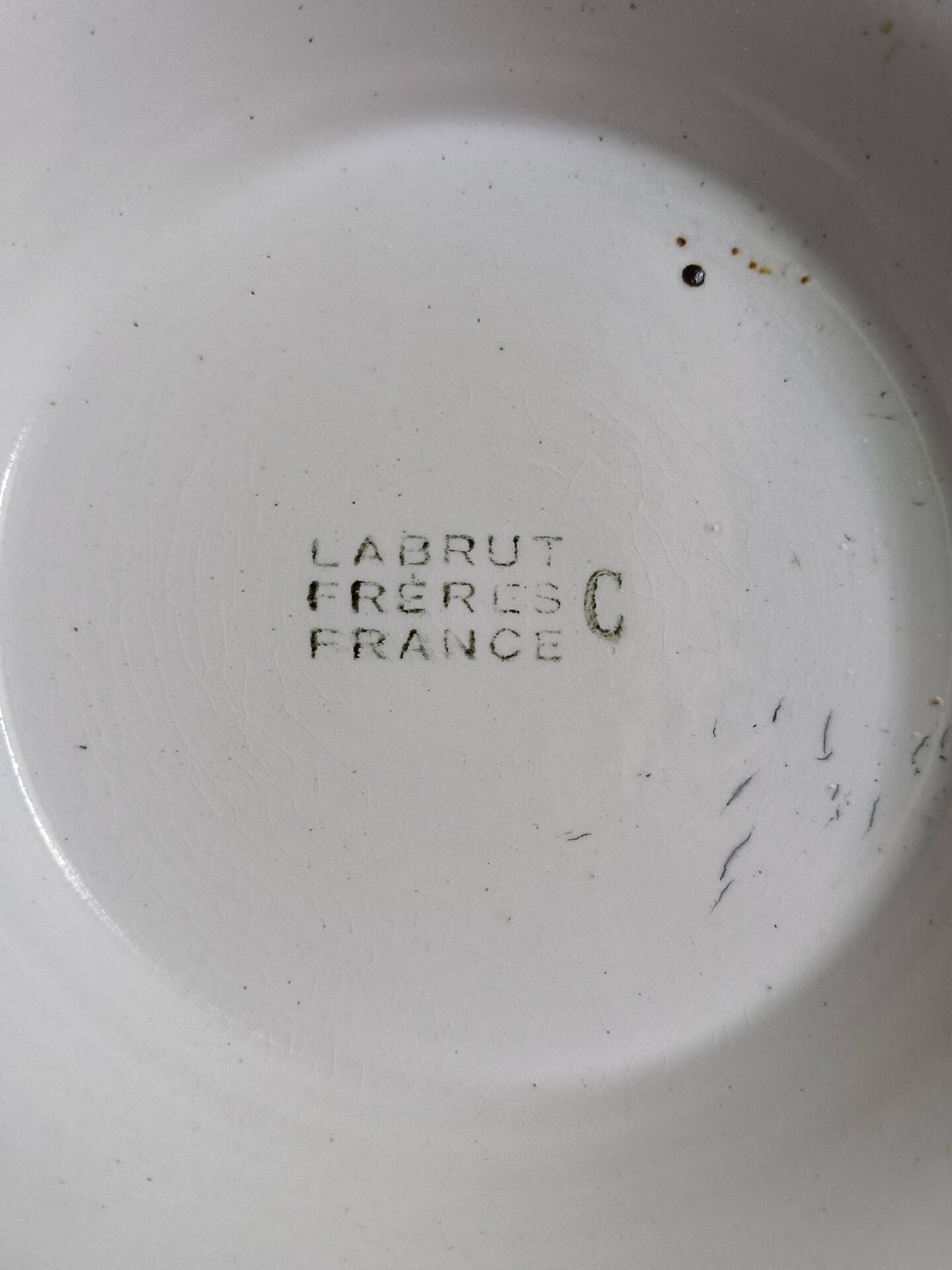 Plat rond à pied ancien signé Labrut frères fleurs
