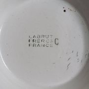 Plat rond à pied ancien signé Labrut frères fleurs
