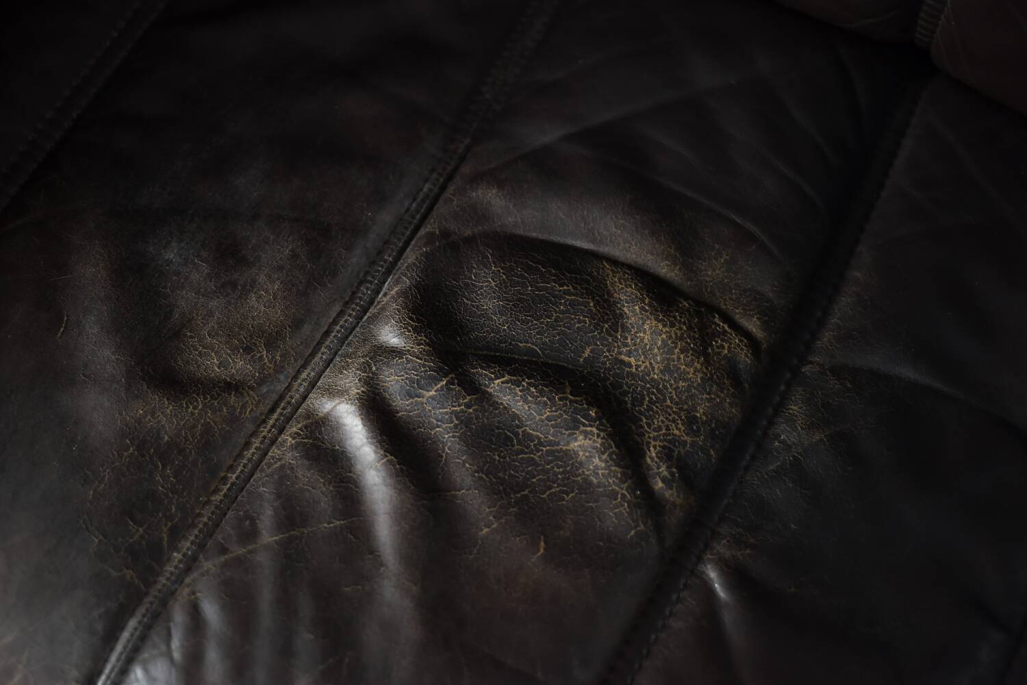 Vintage 2-seater brown leather canapé in modern Danish mid-century style from the 1970s.