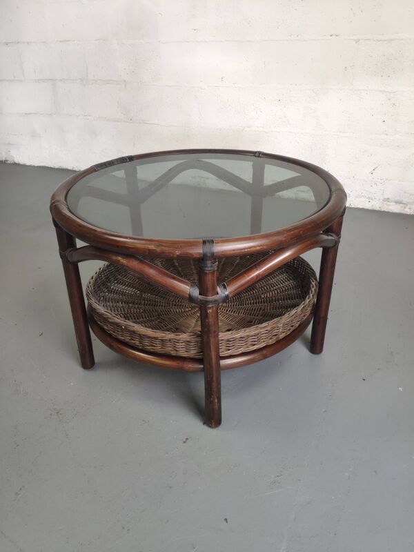 Table basse vintage en rotin avec le plateau en verre fumé et étagère panier en rotin