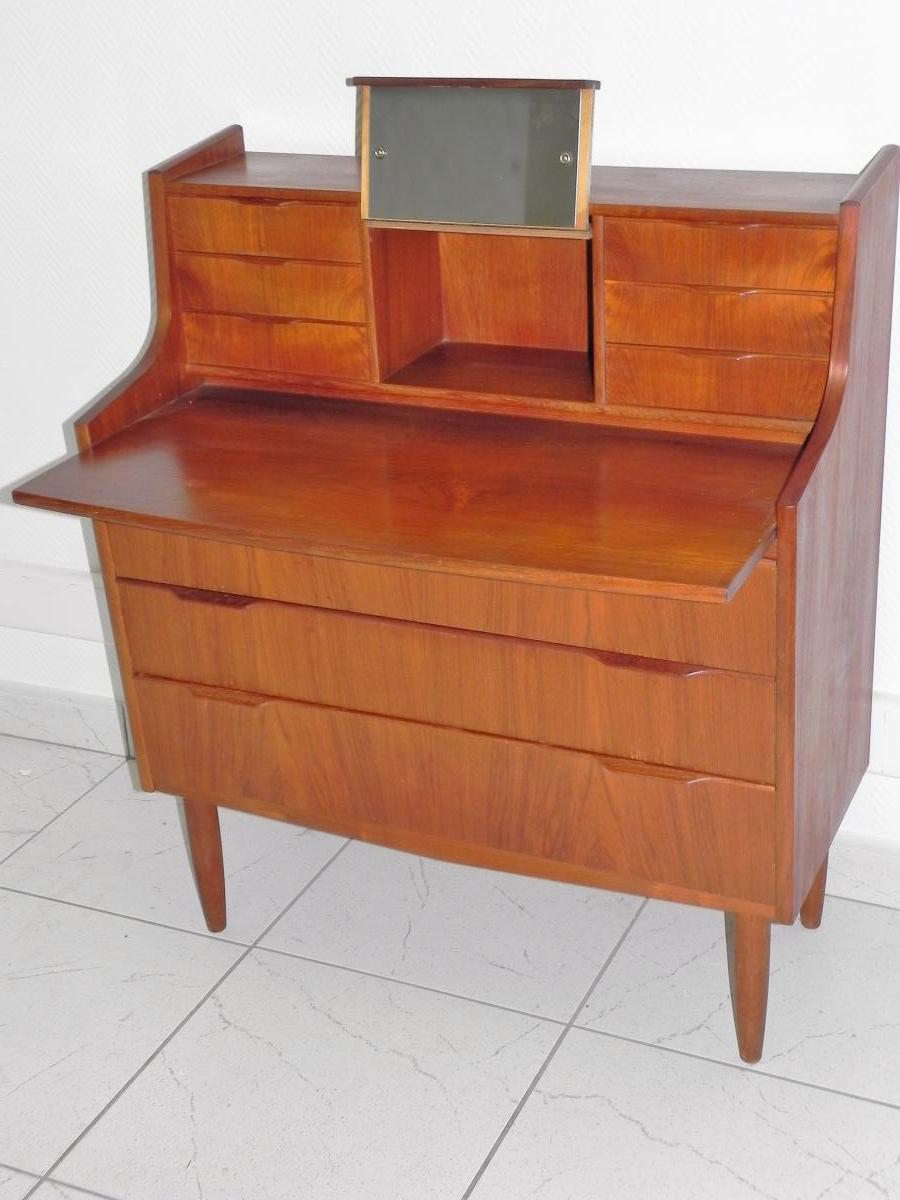 Lady secretary in teak
