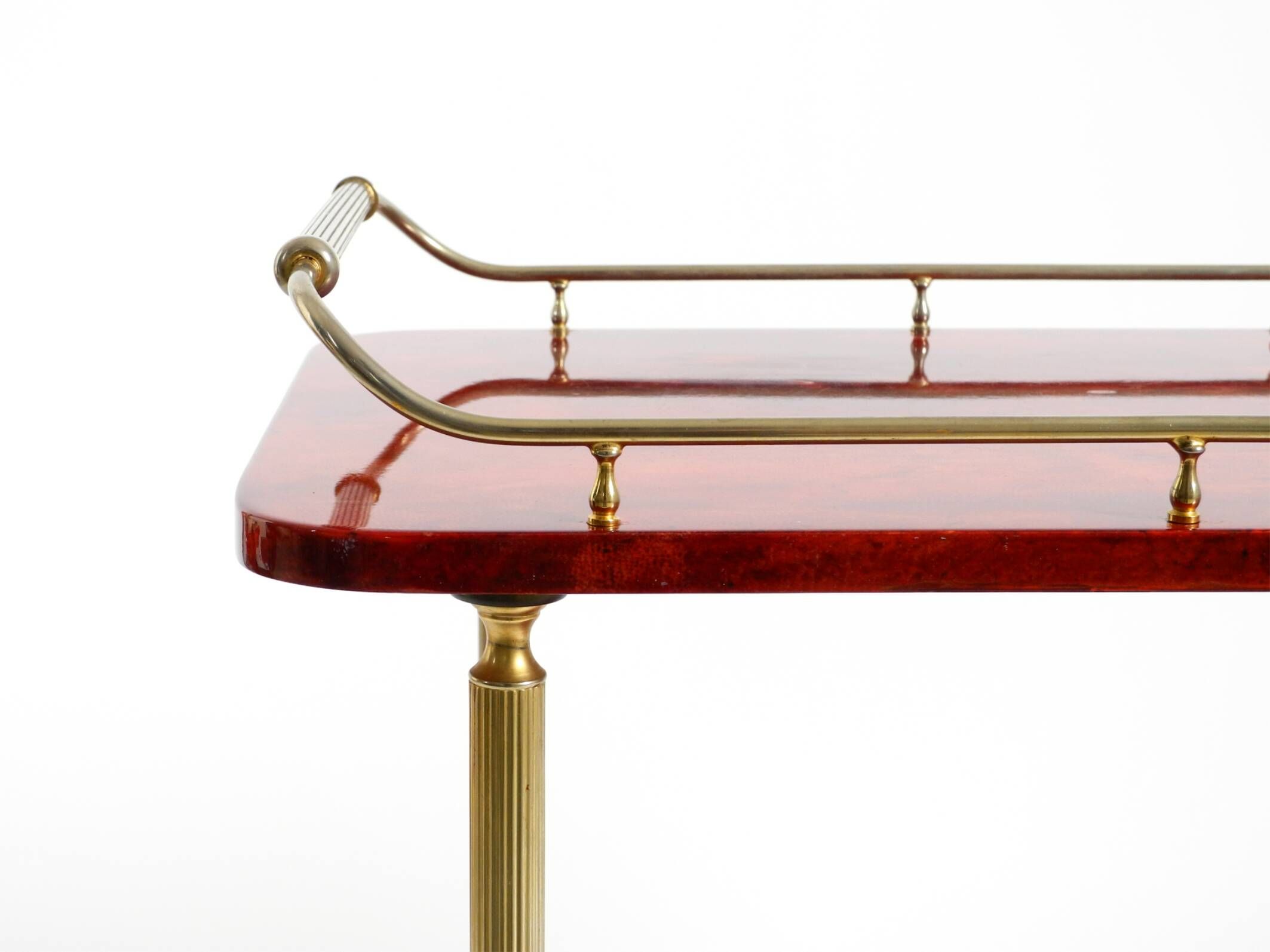 Superbe grand chariot de service en peau de chèvre rouge Aldo Tura des années 1960 | Fabriqué en Italie