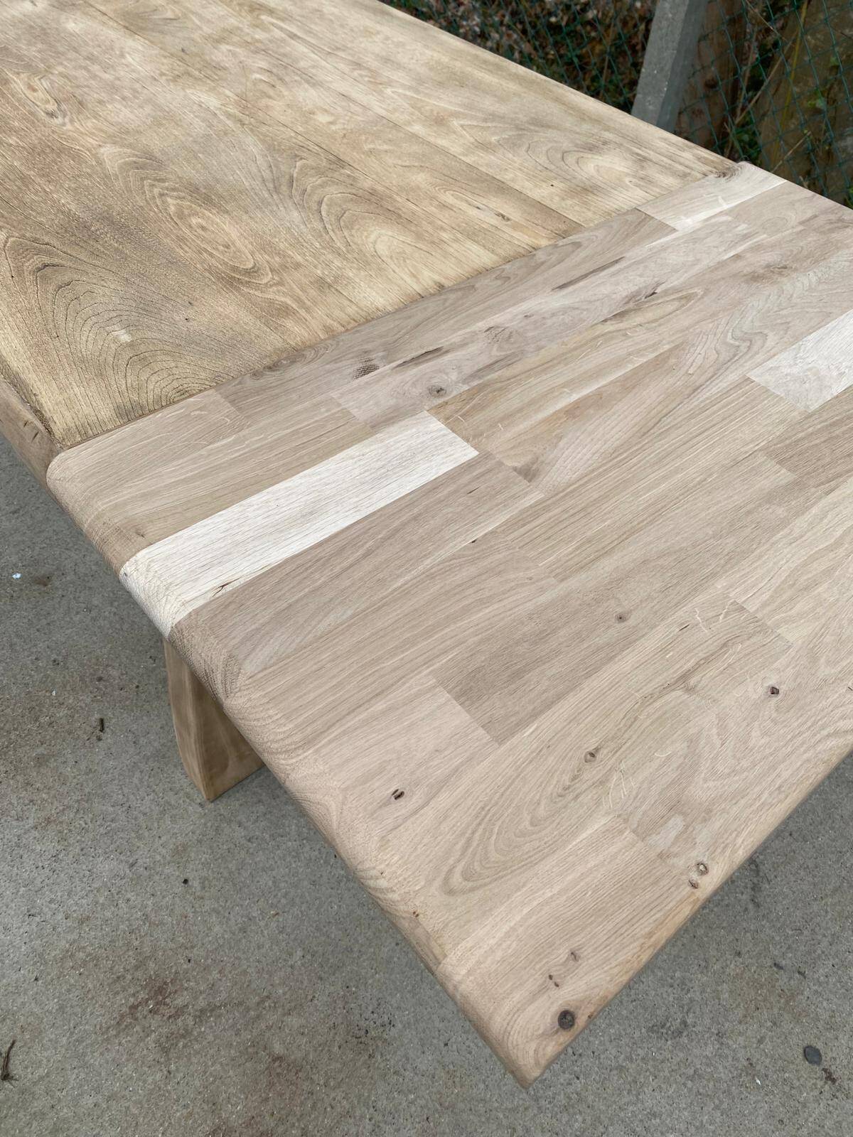Table de ferme extensible rénovée en chêne brut 300cm pieds sculptés