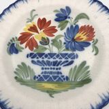Assiette ancienne en faïence d’auvillar à décor de corbeille de fleurs polychrome