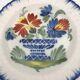 Assiette ancienne en faïence d’auvillar à décor de corbeille de fleurs polychrome