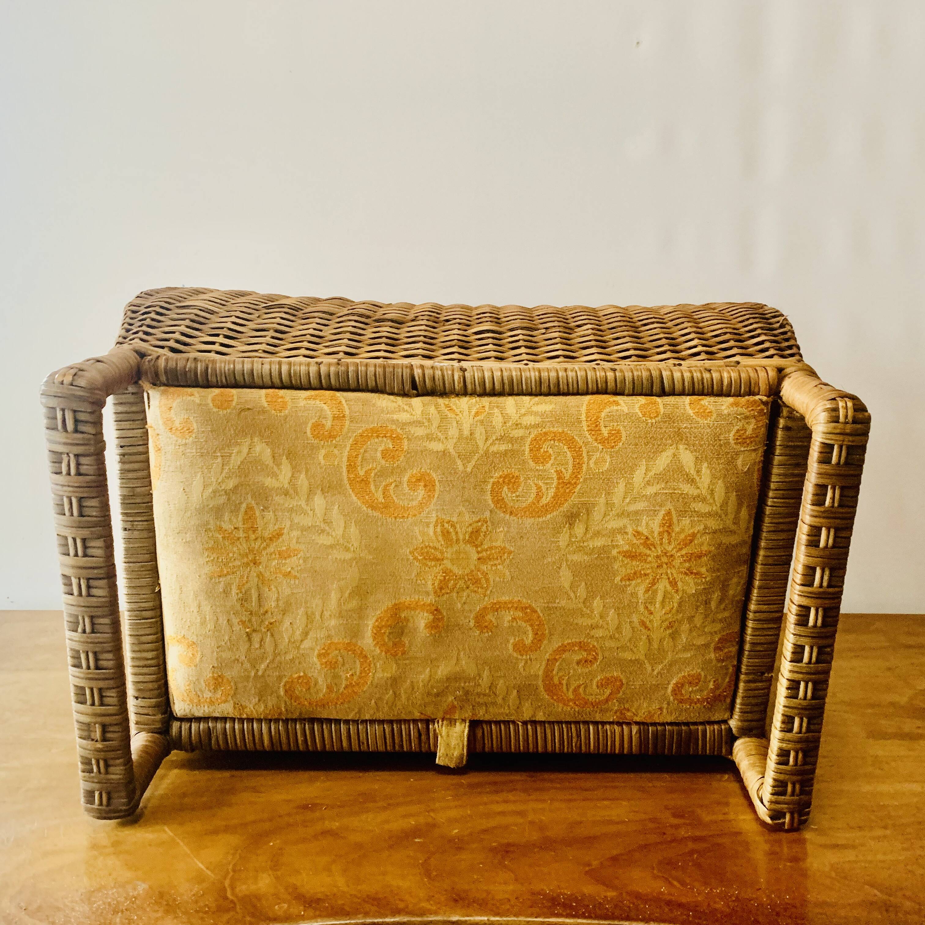 Grand panier à couture vintage en osier - tabouret en tissu matelassé - 1950