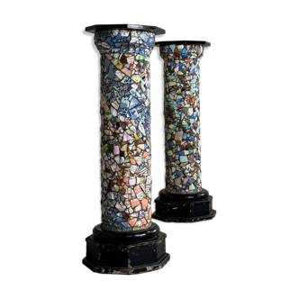 Paire De Colonnes Garnies De Fragments De Faïences Et Porcelaines, Art Popu