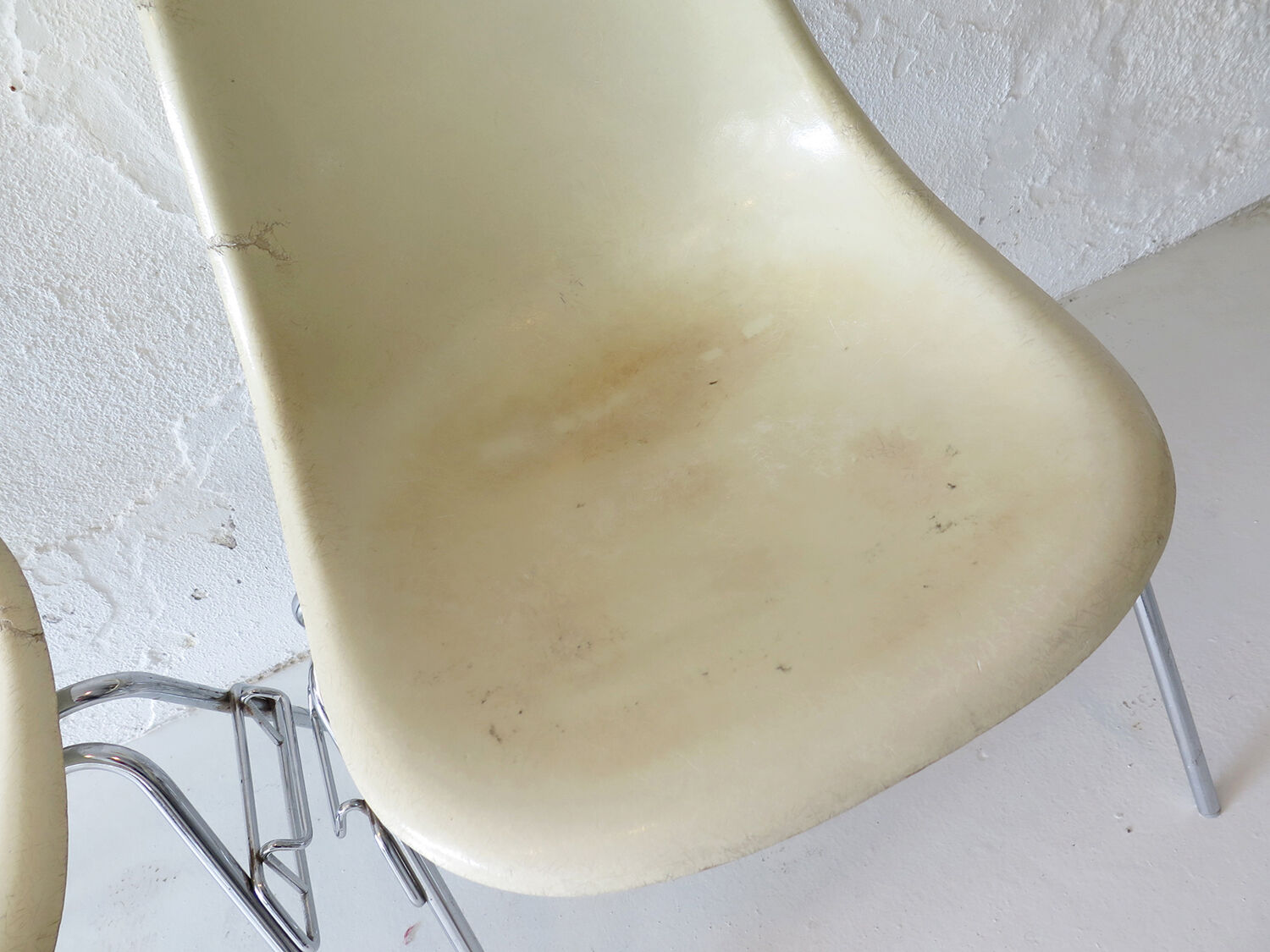 Set of 4 DCW fiber glass chairs