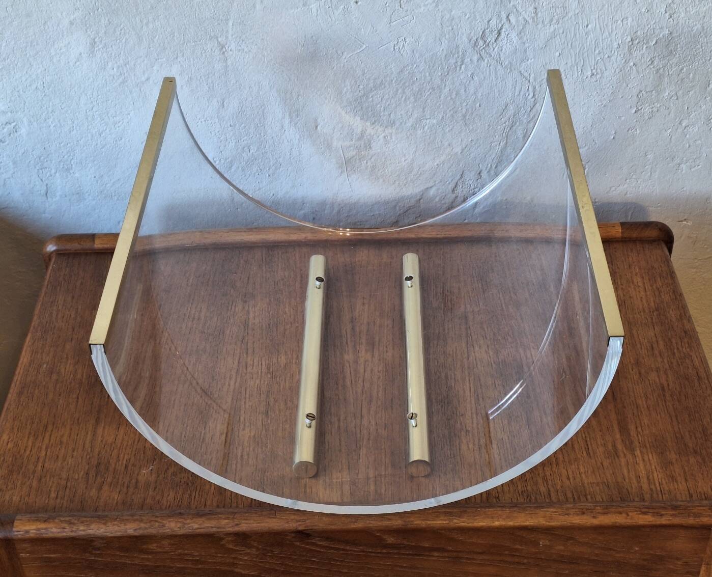 Italian magazine rack in acrylic and solid brass, 1970s