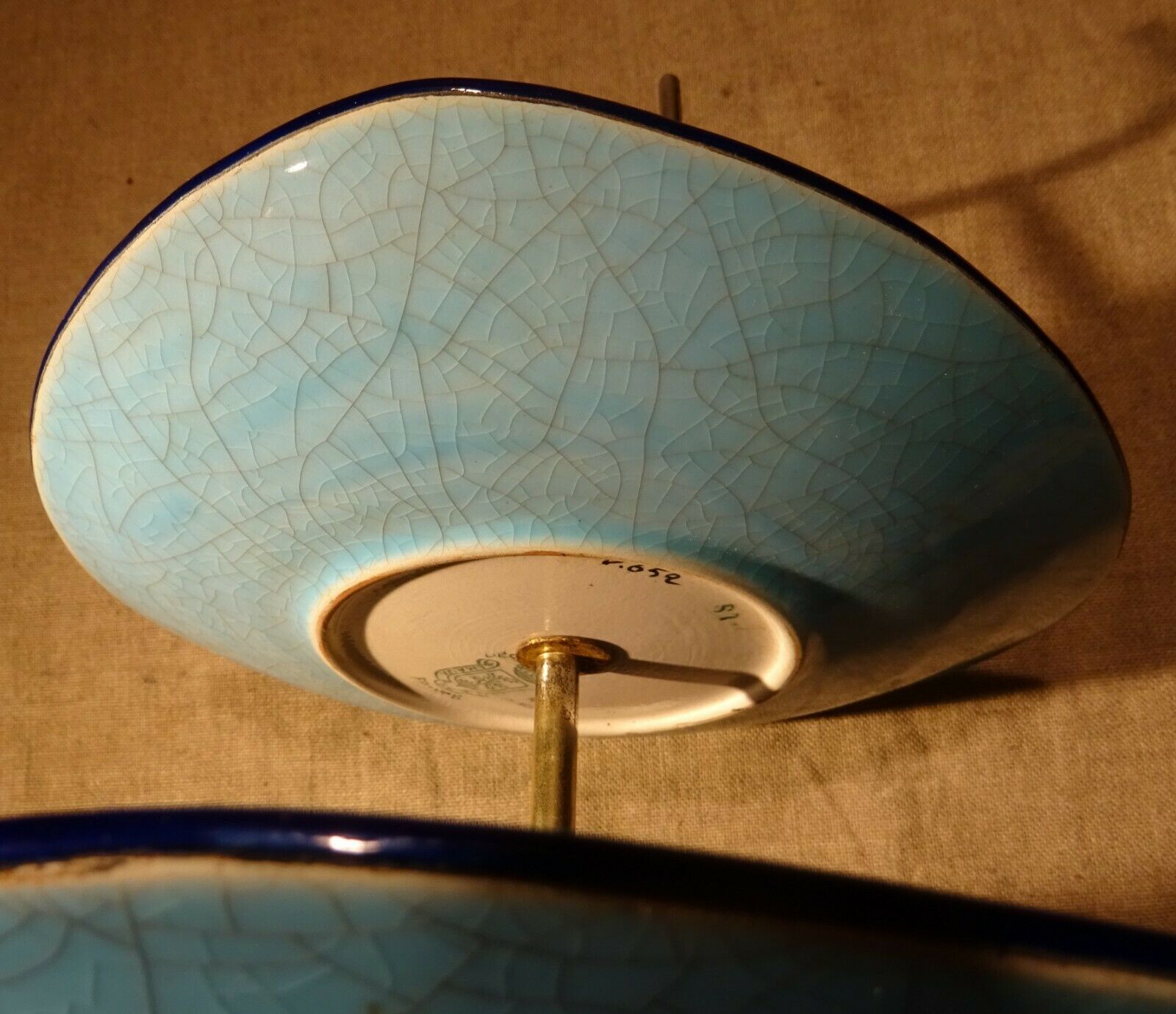 Servant silent emaux Longwy cake mignardises display