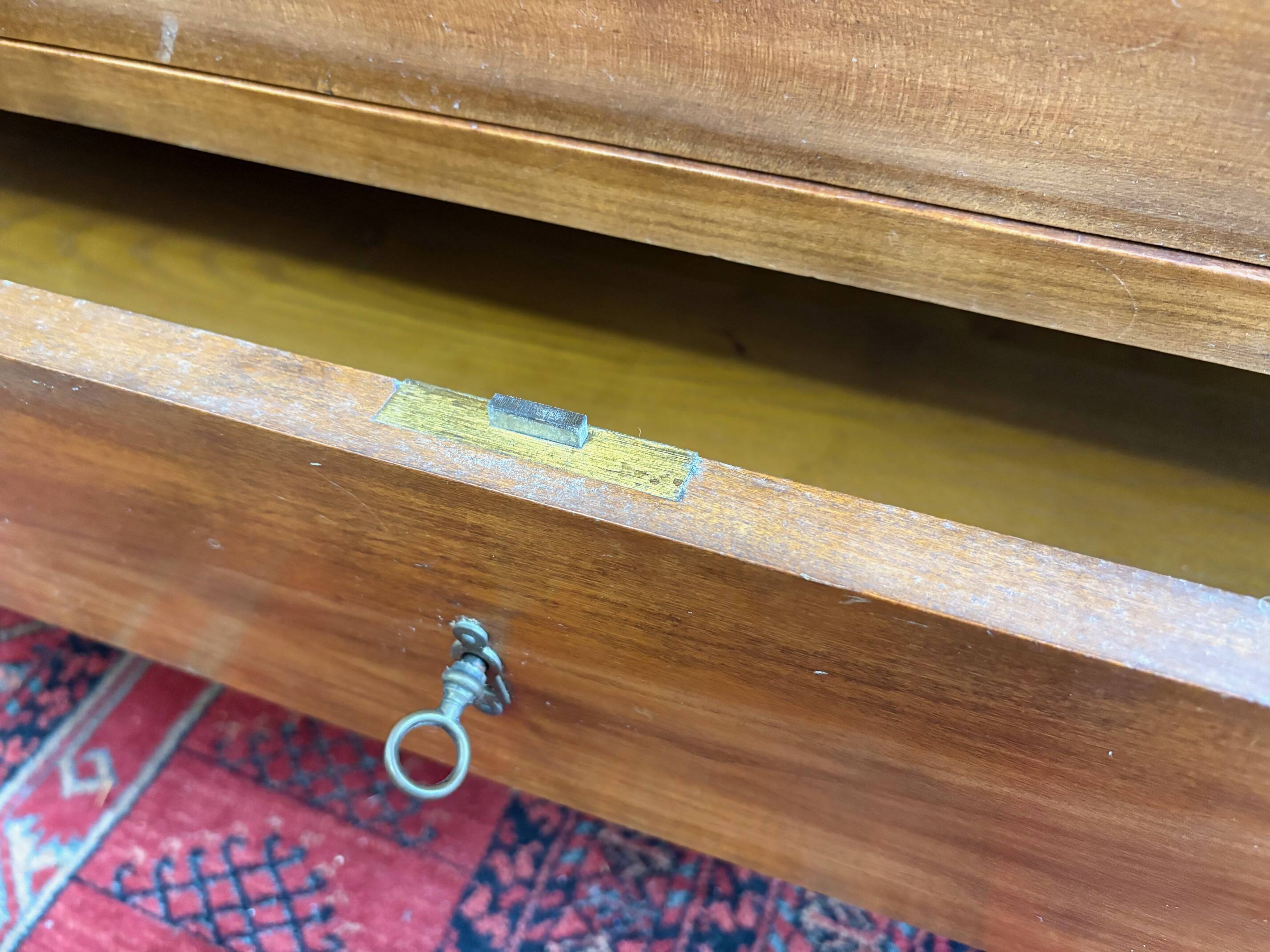 Commode style Louis-Philippe en bois massif