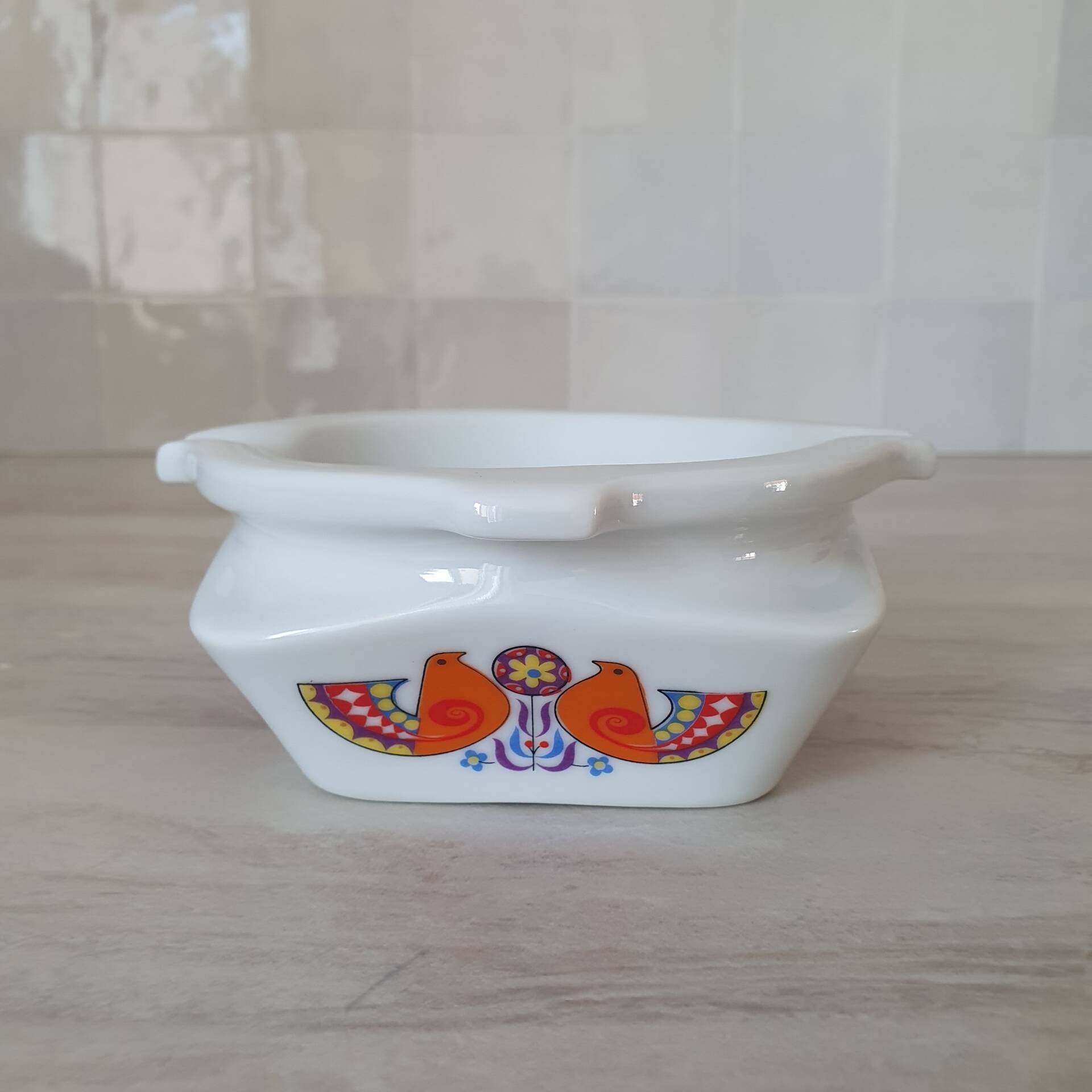 Ceramic ashtray with bird design