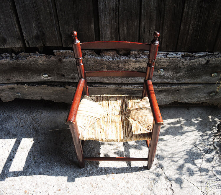Old children's armchair in wood & straw