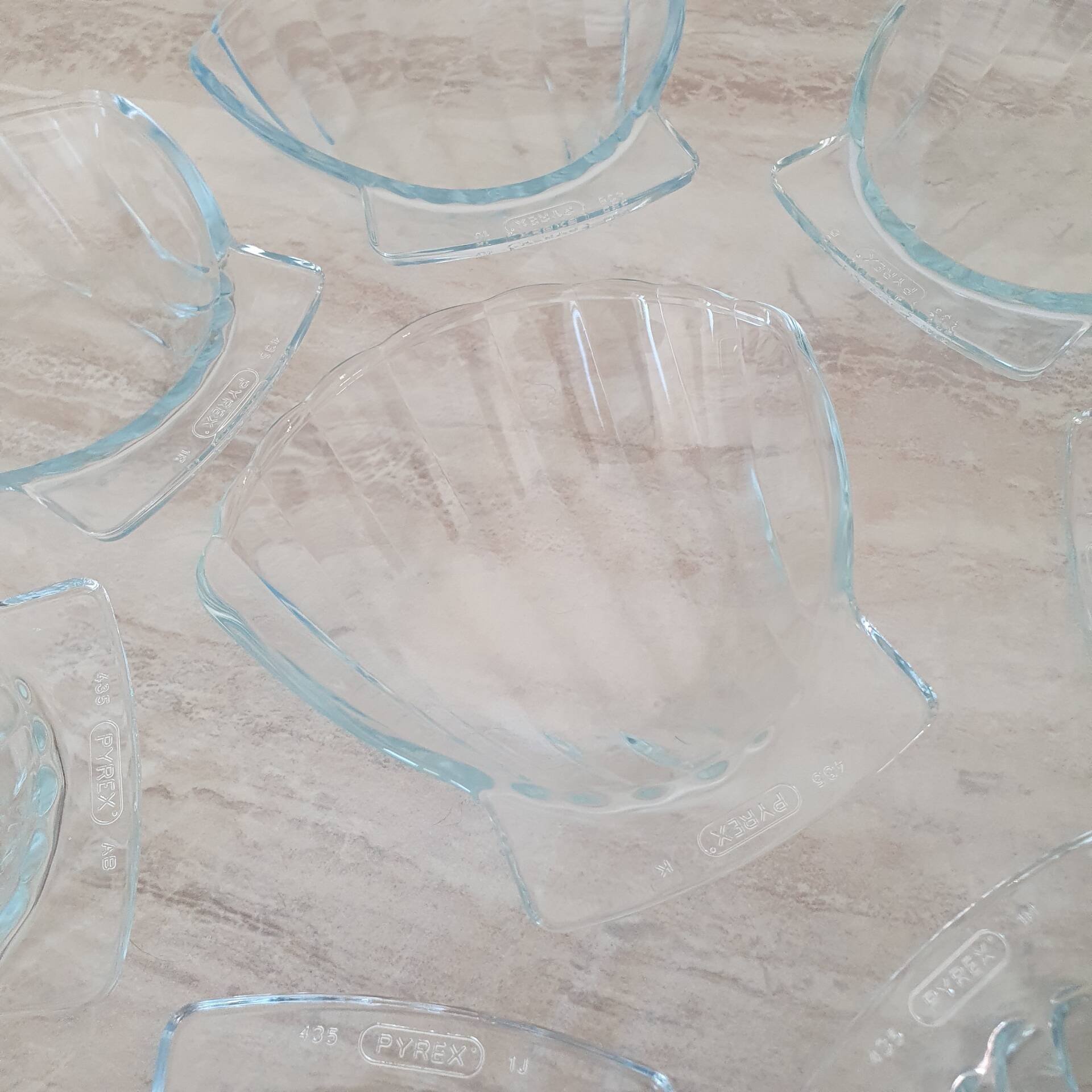 8 small shell-shaped ramekins in transparent glass