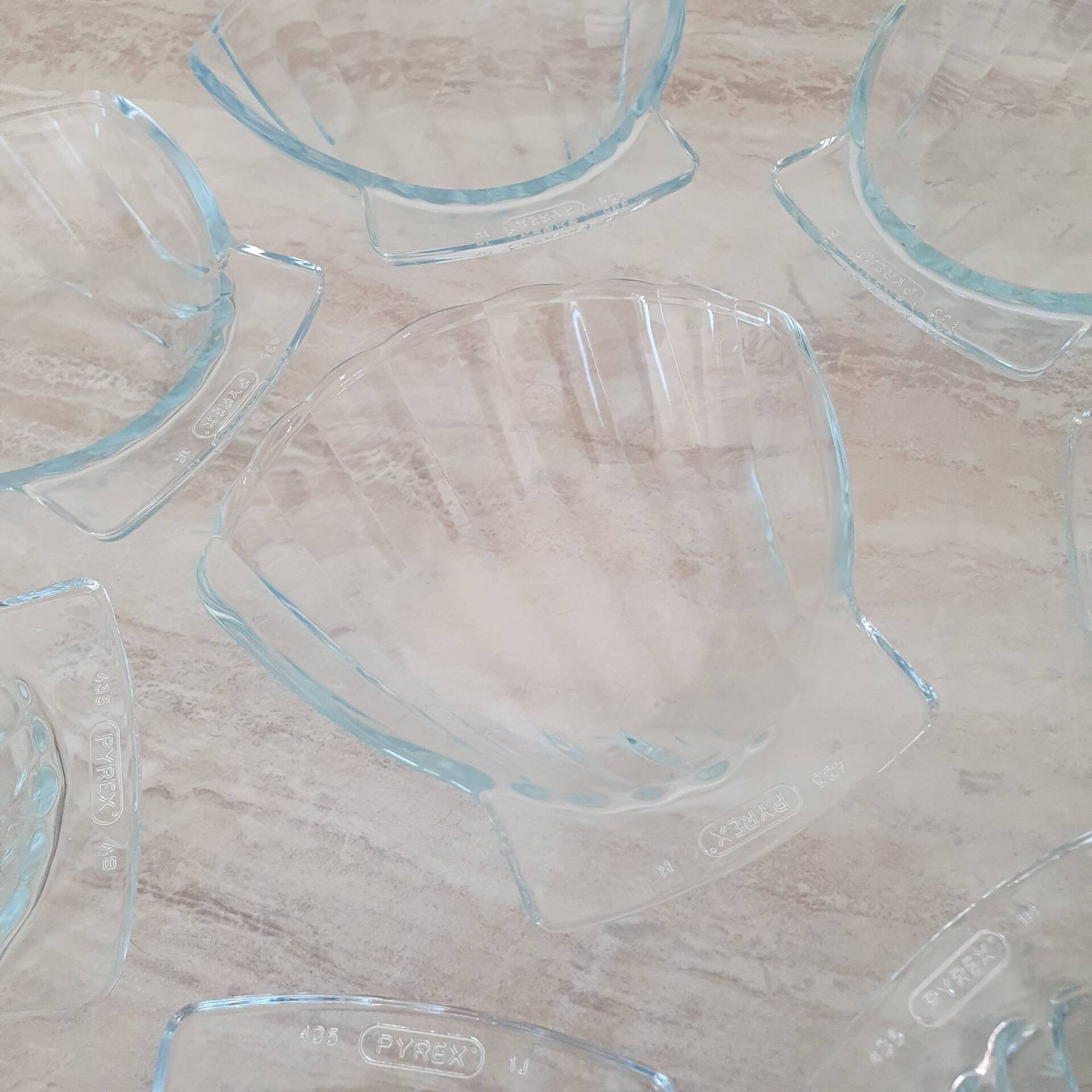 8 small shell-shaped ramekins in transparent glass
