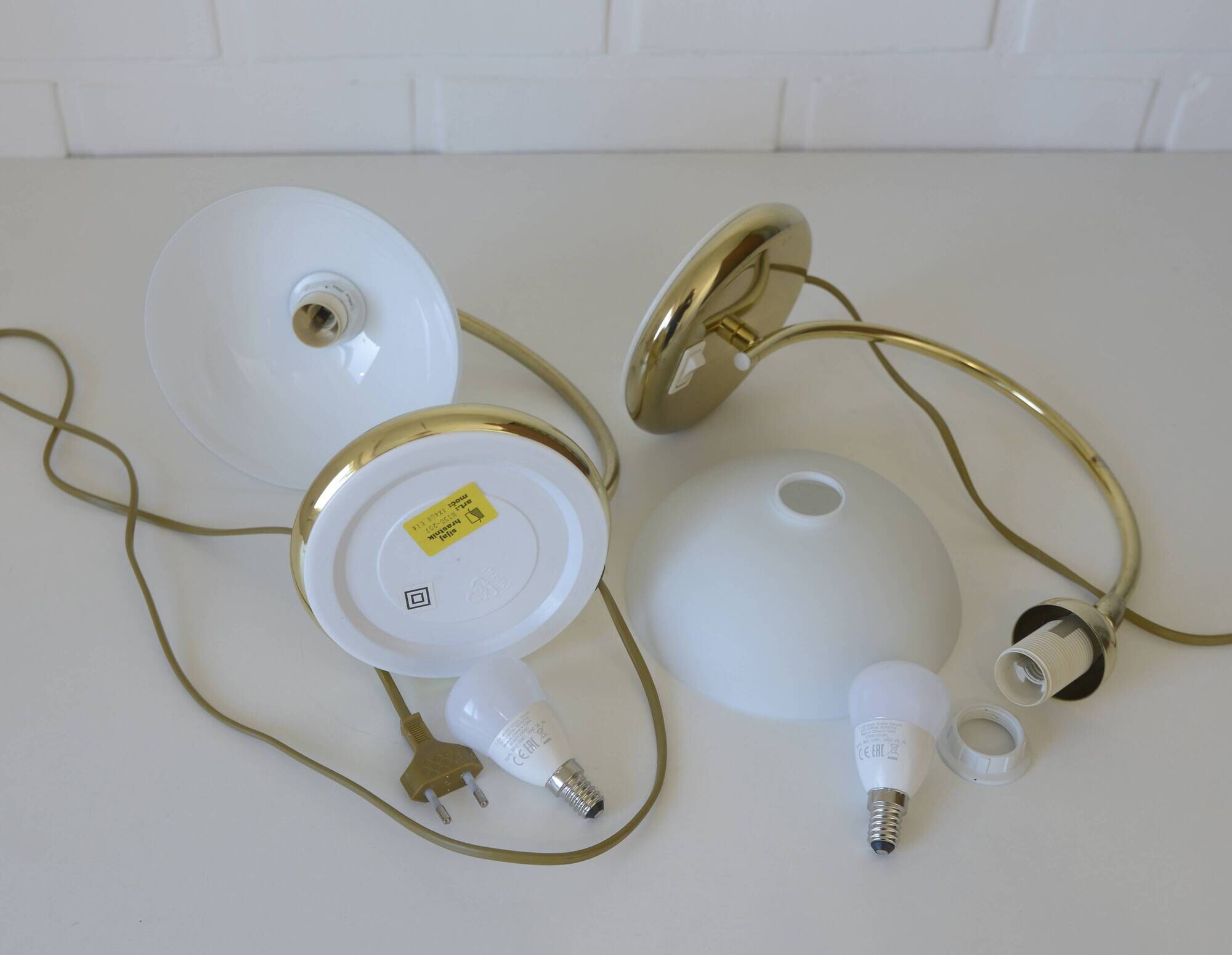 Pair of Vintage Elegant Desk Lamps Bedside Lamps Gold Metal and Glass
