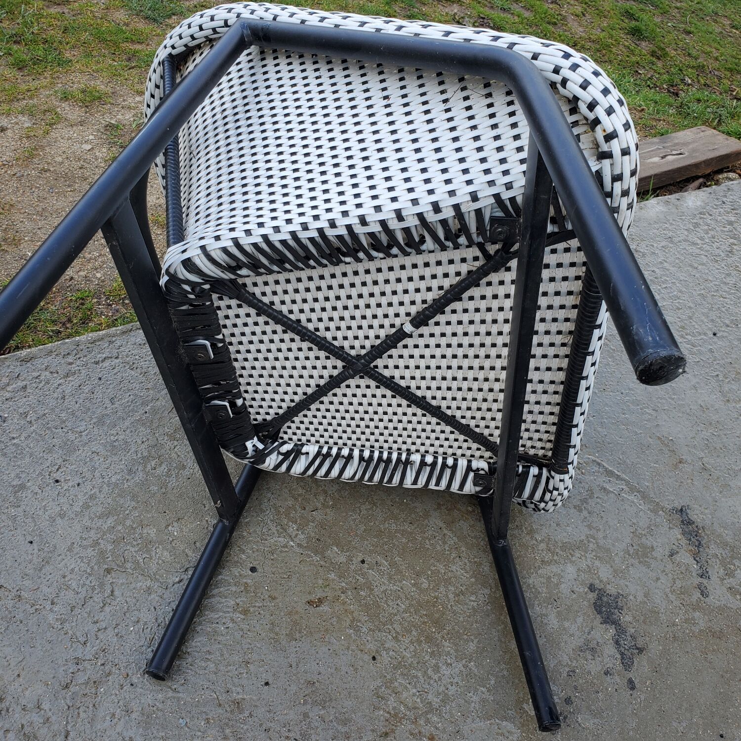 Black and white garden lounge