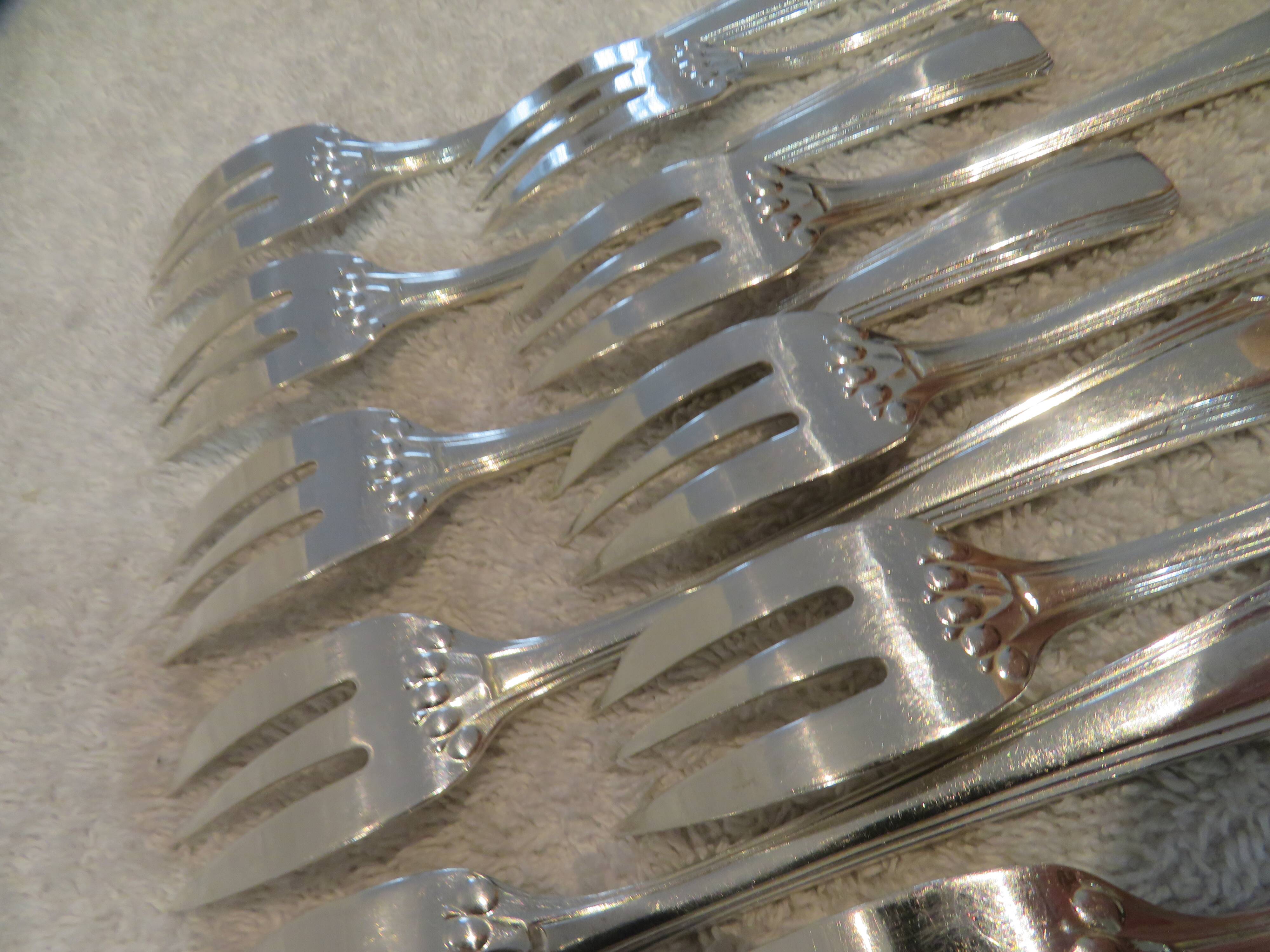 12 silver plated cake forks, Ercuis Compiègne, 13.7cm