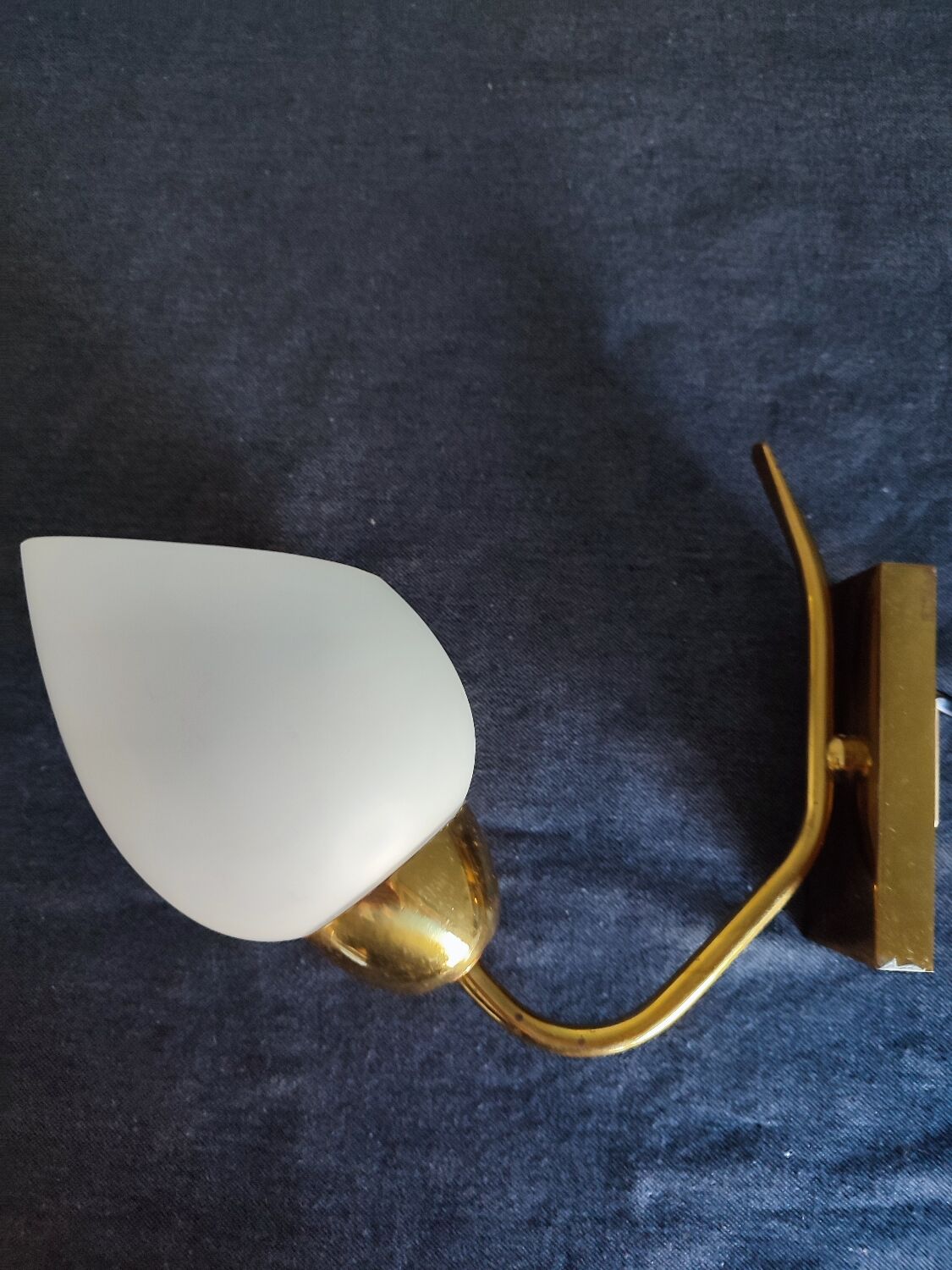 Wall lamp in brass and vintage opaline
