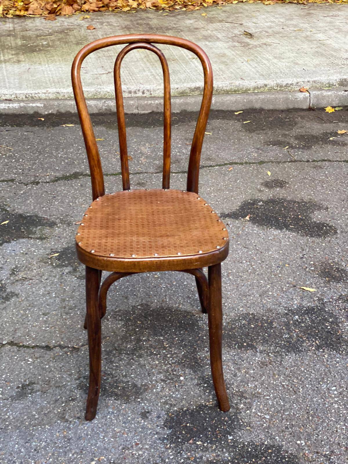 Chaise de bistrot en massif bois courbé cloutée