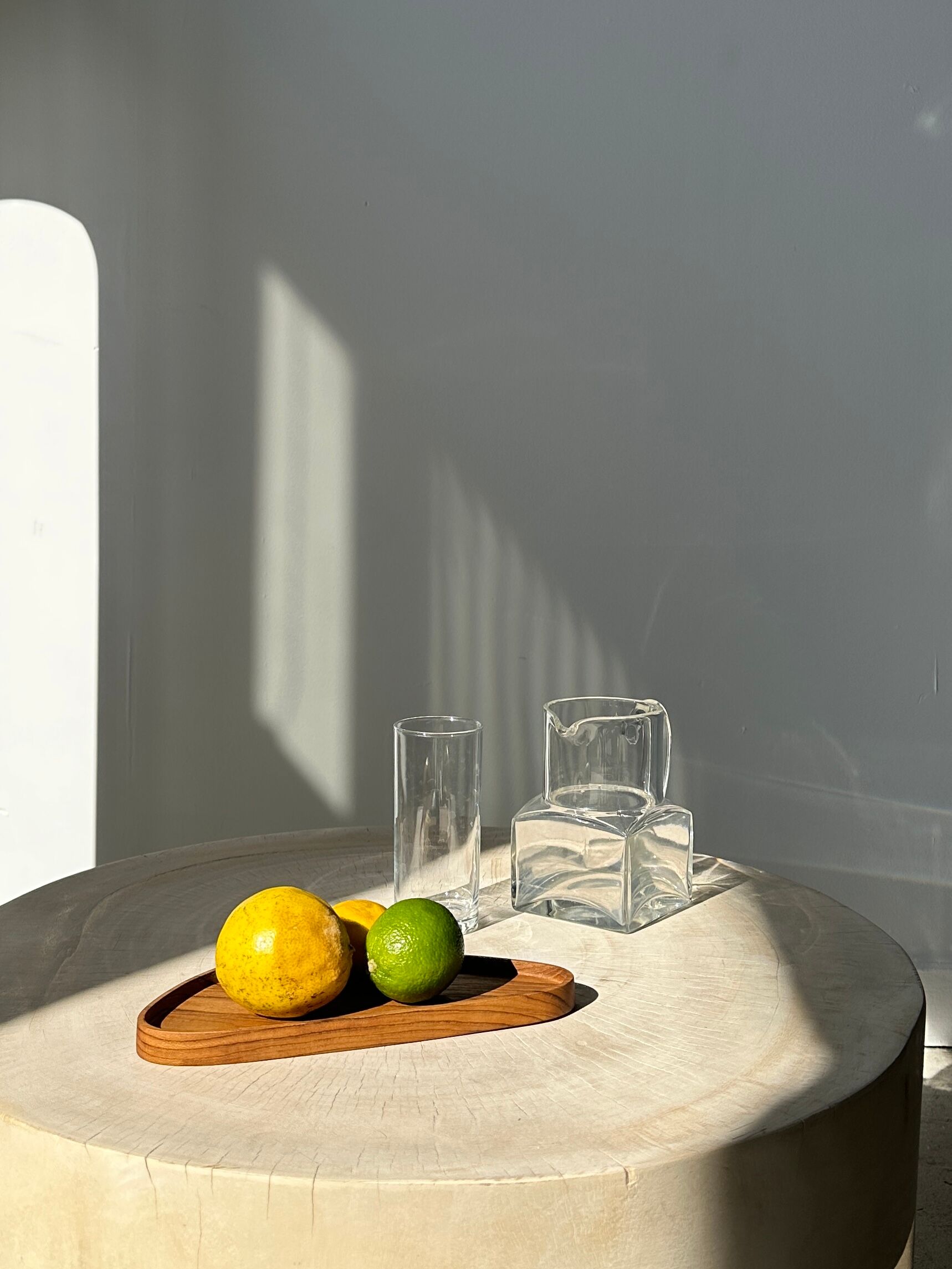 Trio de plateaux ou coupelles de forme triangulaire arrondi en teck monoxyle