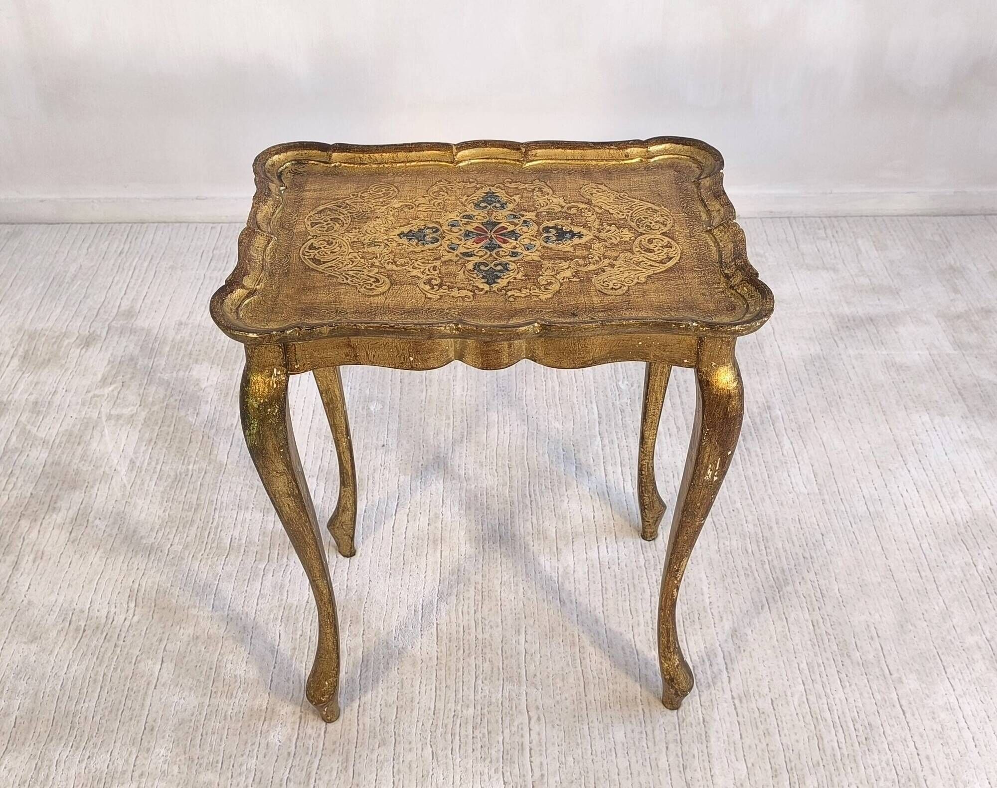 Elegant Florentine side table – Painted decor & superb antique patina