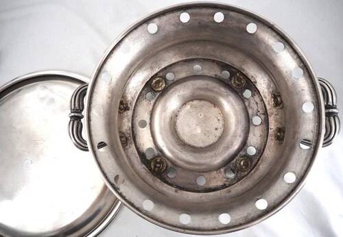 Christofle, beautiful warming tray from the 19th century, in silver-plated metal, very good condition.