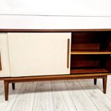 Buffet suédois en teck du milieu du siècle avec portes synthétiques blanches