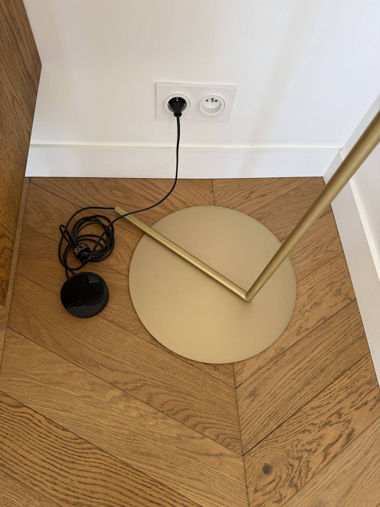 Flos IC Lights F2 floor lamp in brass - Michael Anastassiades