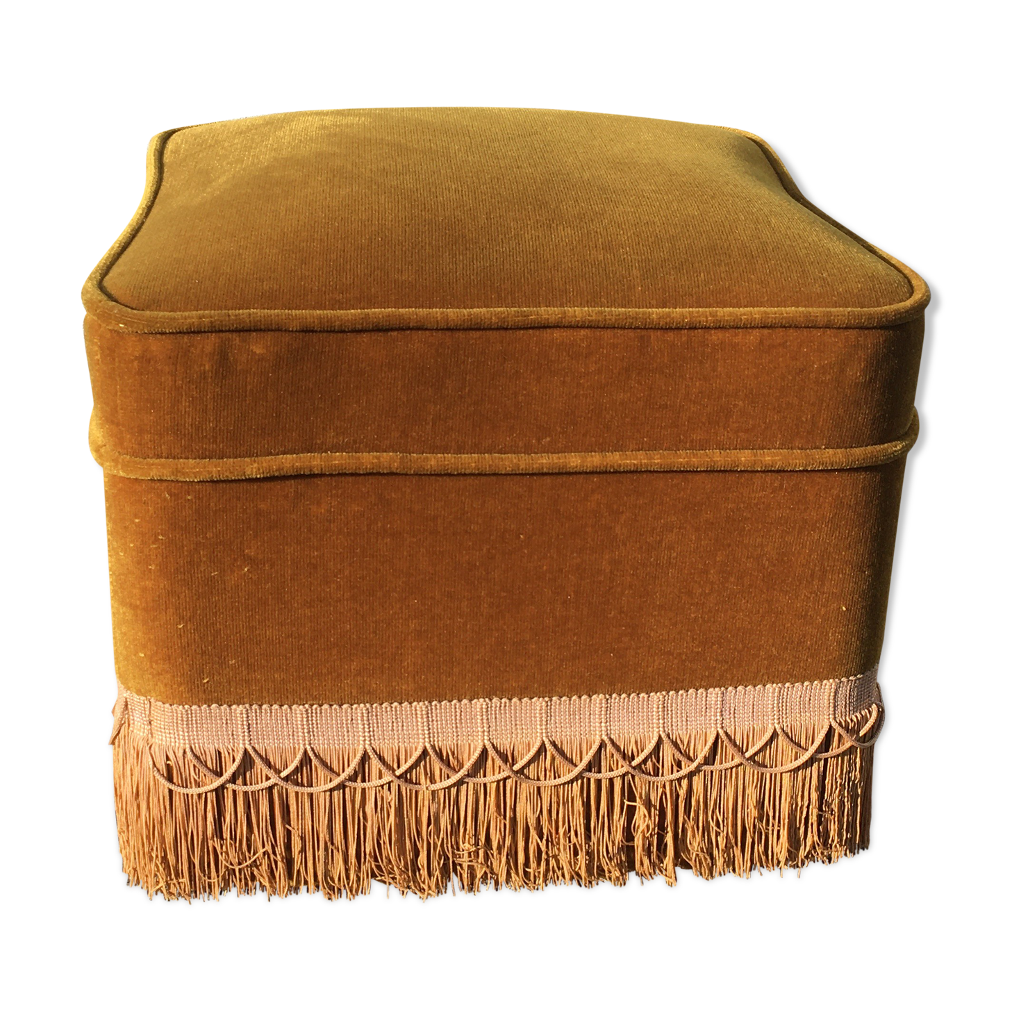 Gold velvet pouf with fringes