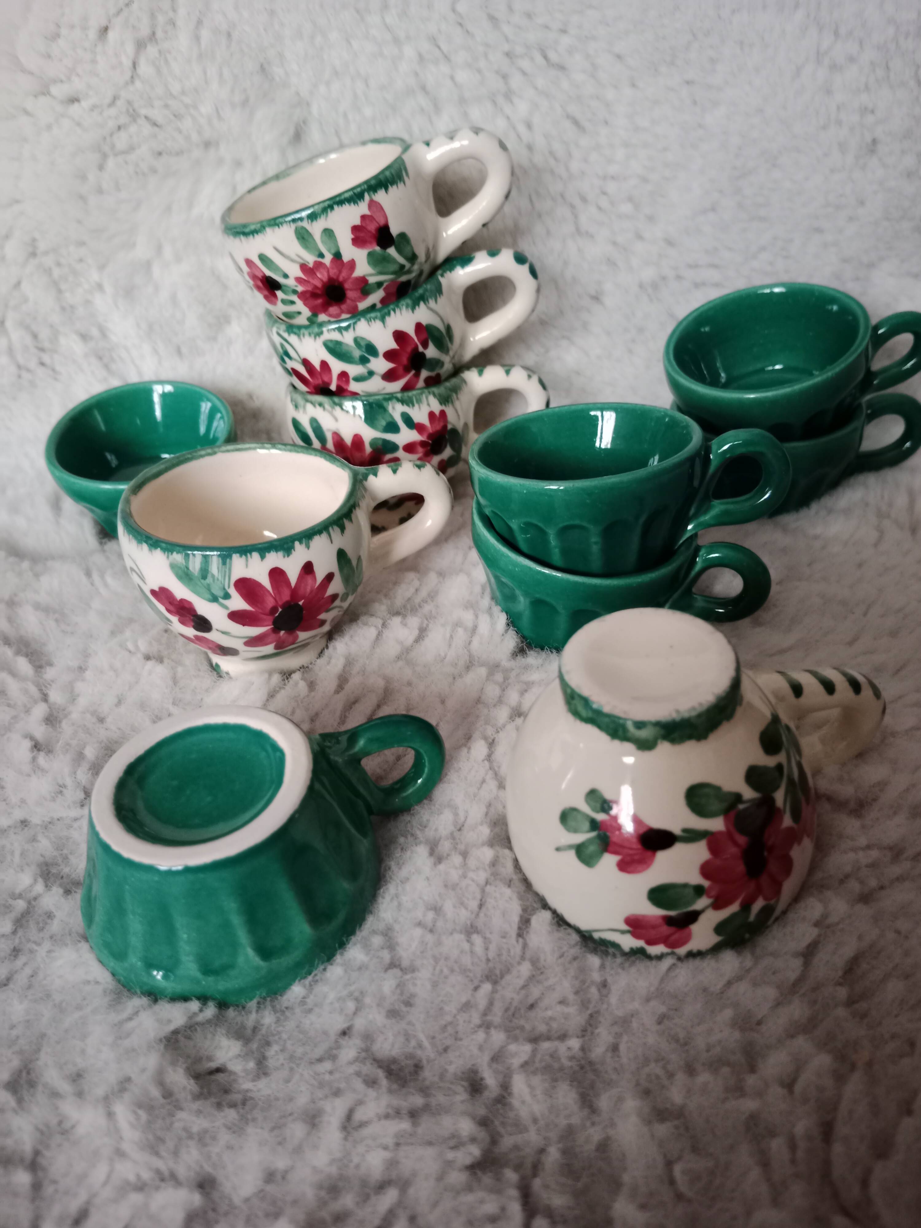 Set of small vintage, flowery and green bowls