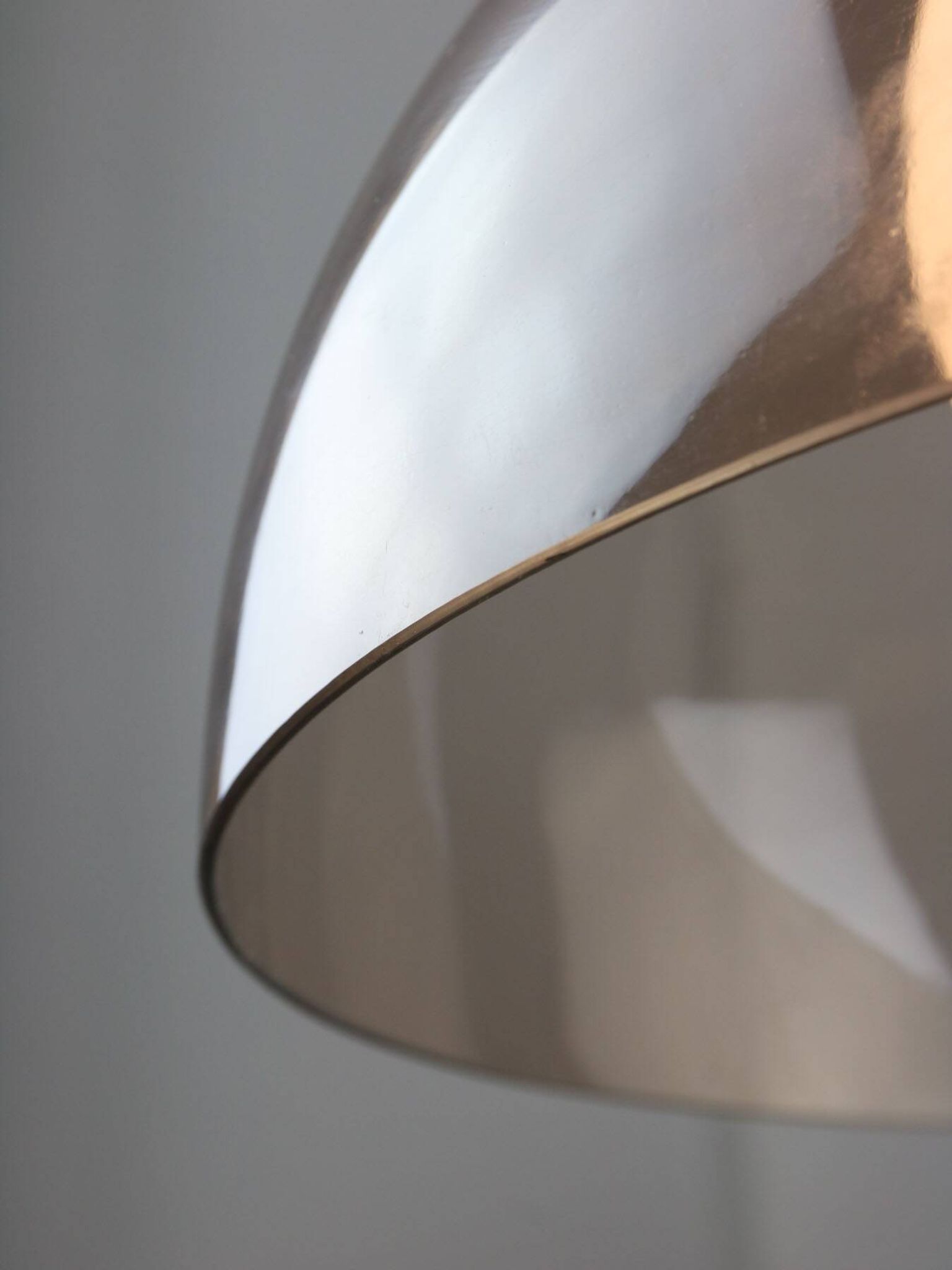 Lampe à suspension italienne en laiton, opaline et plexiglas de l'ère spatiale