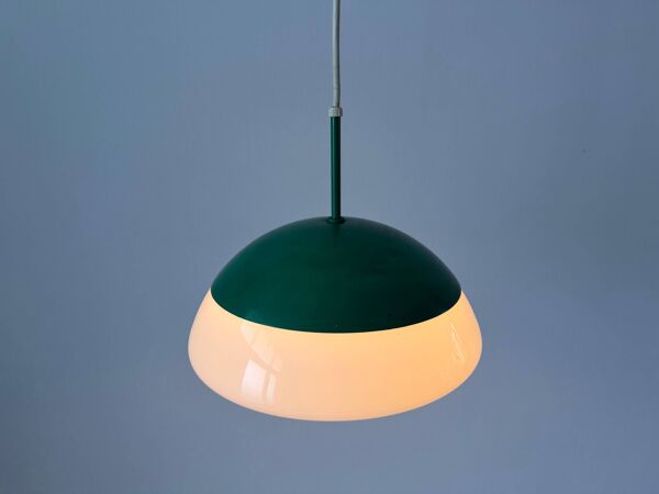 Suspension en métal vert et verre opale, années 1960, Germany