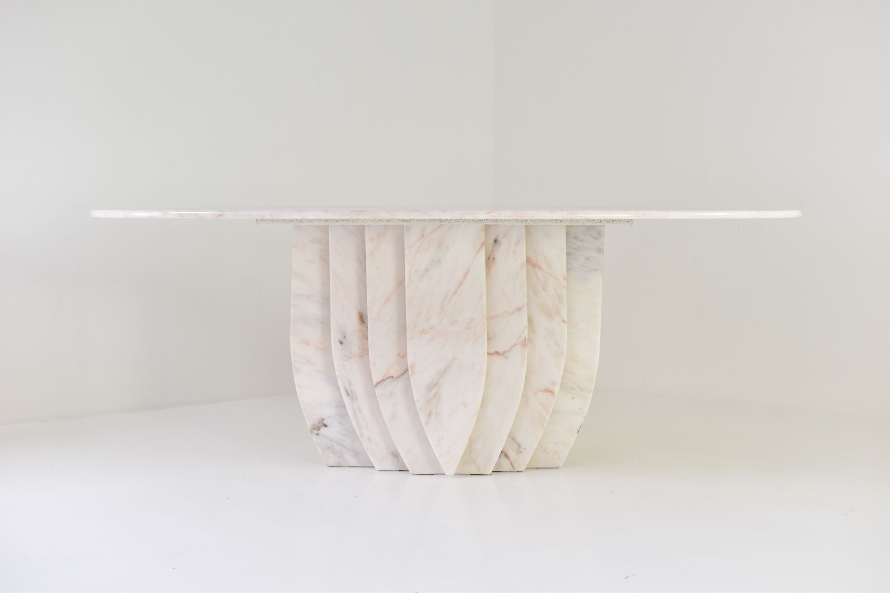 Mid century modern oval dining table in marble from Italy, 1980’s.