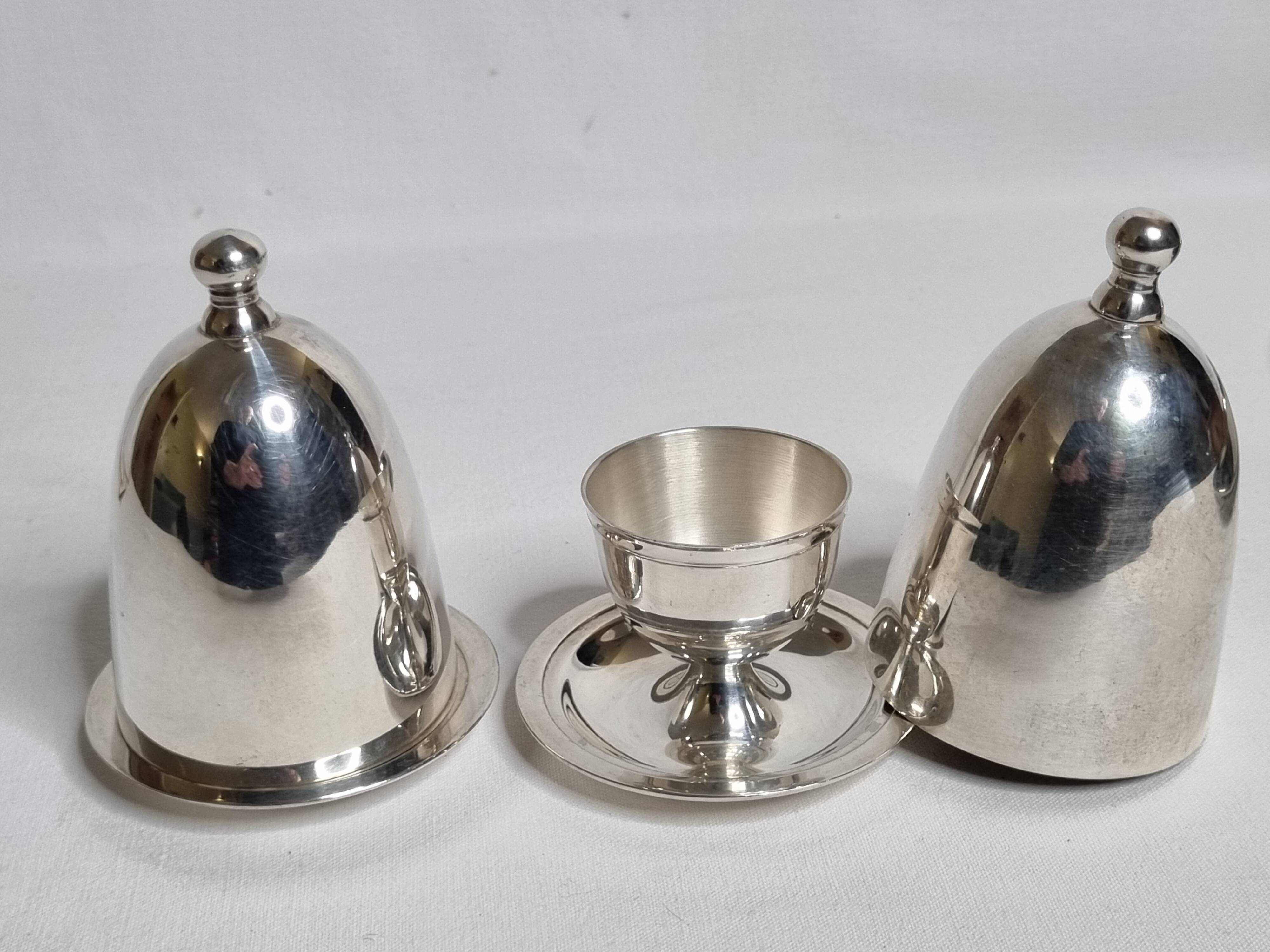 Deux coquetiers sous cloche en métal argenté avec plateau de présentation "Gombault", 28 cm