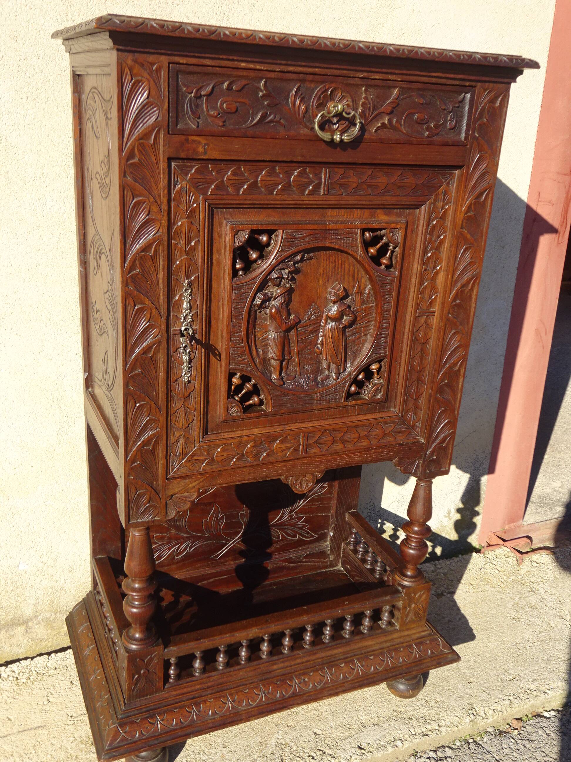 Former Bedel & Cie dresser