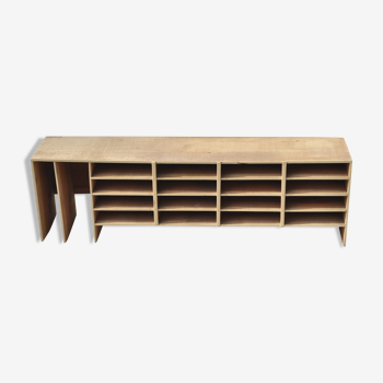 Classeur en bois sur bureau