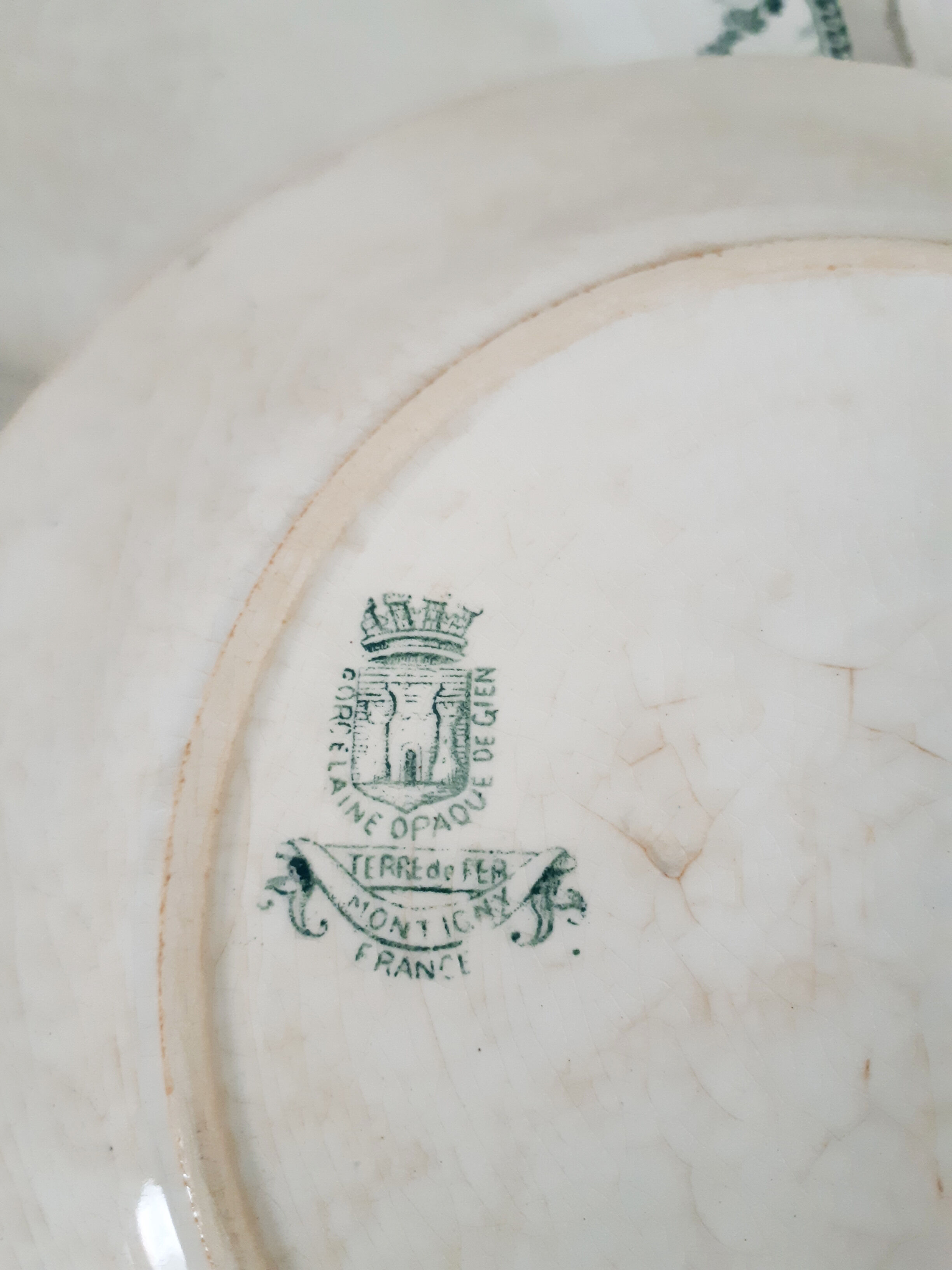 Assiettes plates en faïence de Gien , Montigny