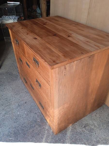 Commode en chêne brut et laiton, 1940