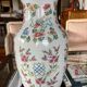 Vase chinois sur socle en bois