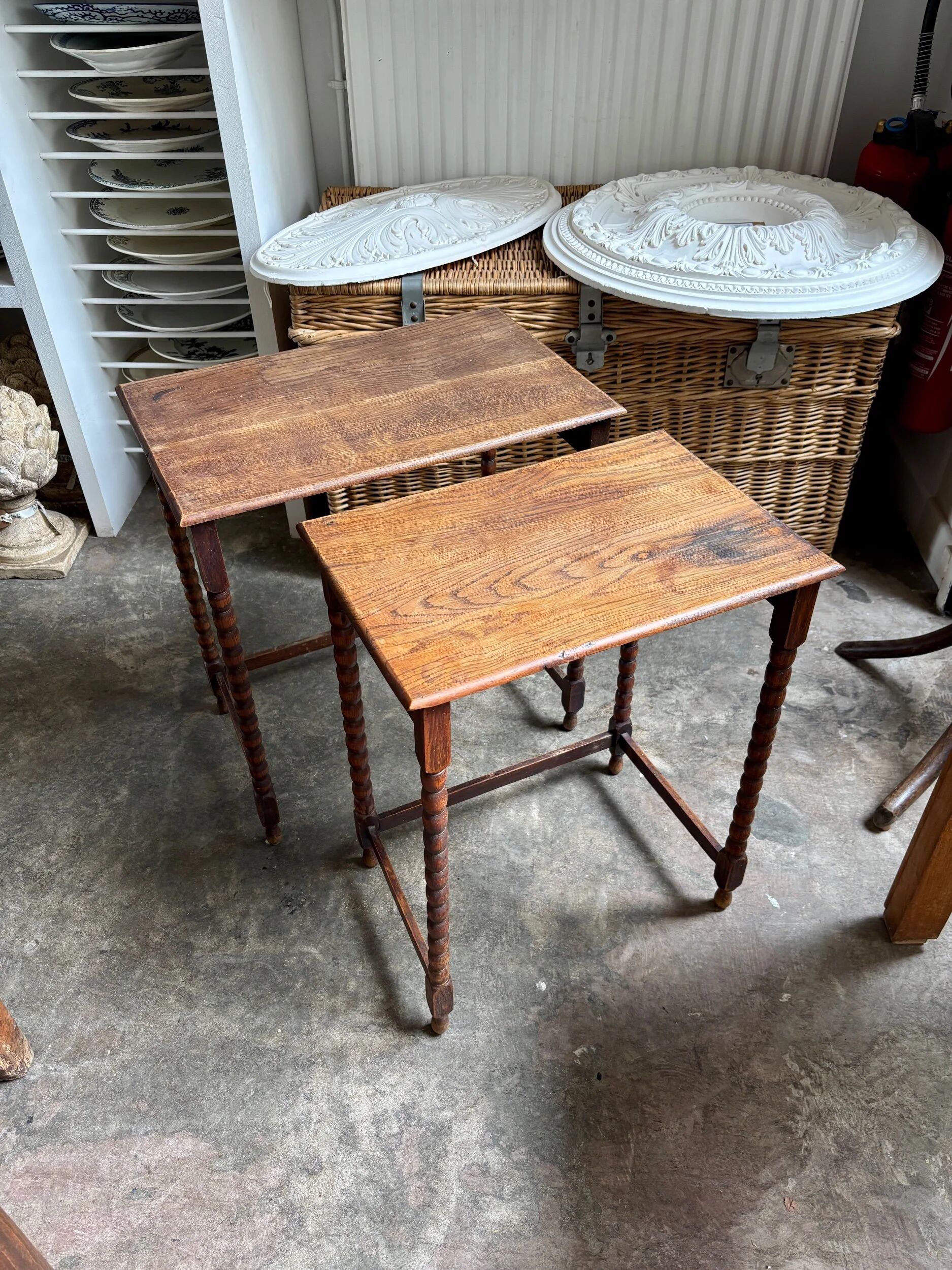 2 nesting tables in turned oak ☐ 62.5 x 33.5 cm