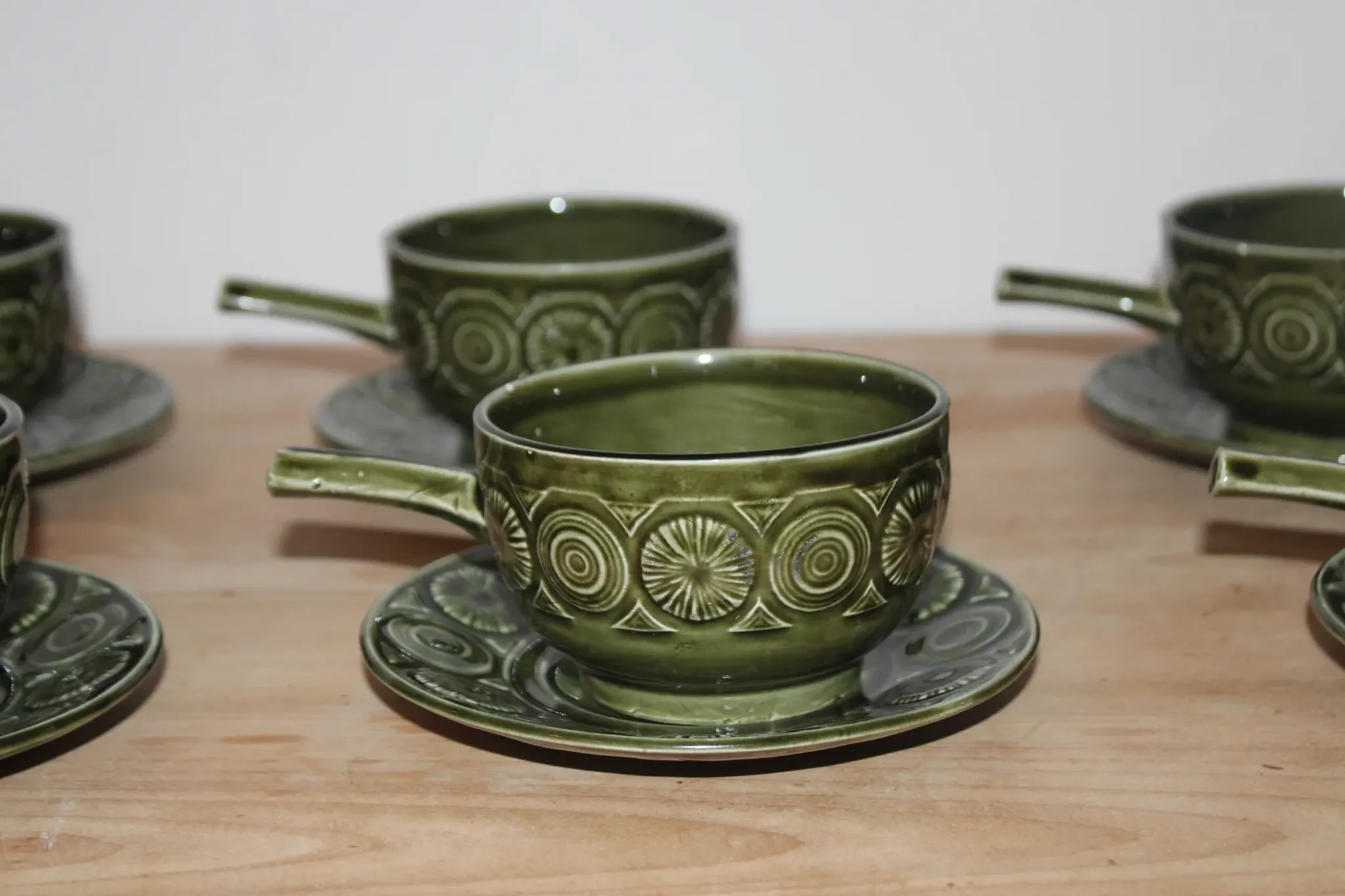 Vintage Tams England service – 6 soup bowls with handles and saucers in olive green ceramic.