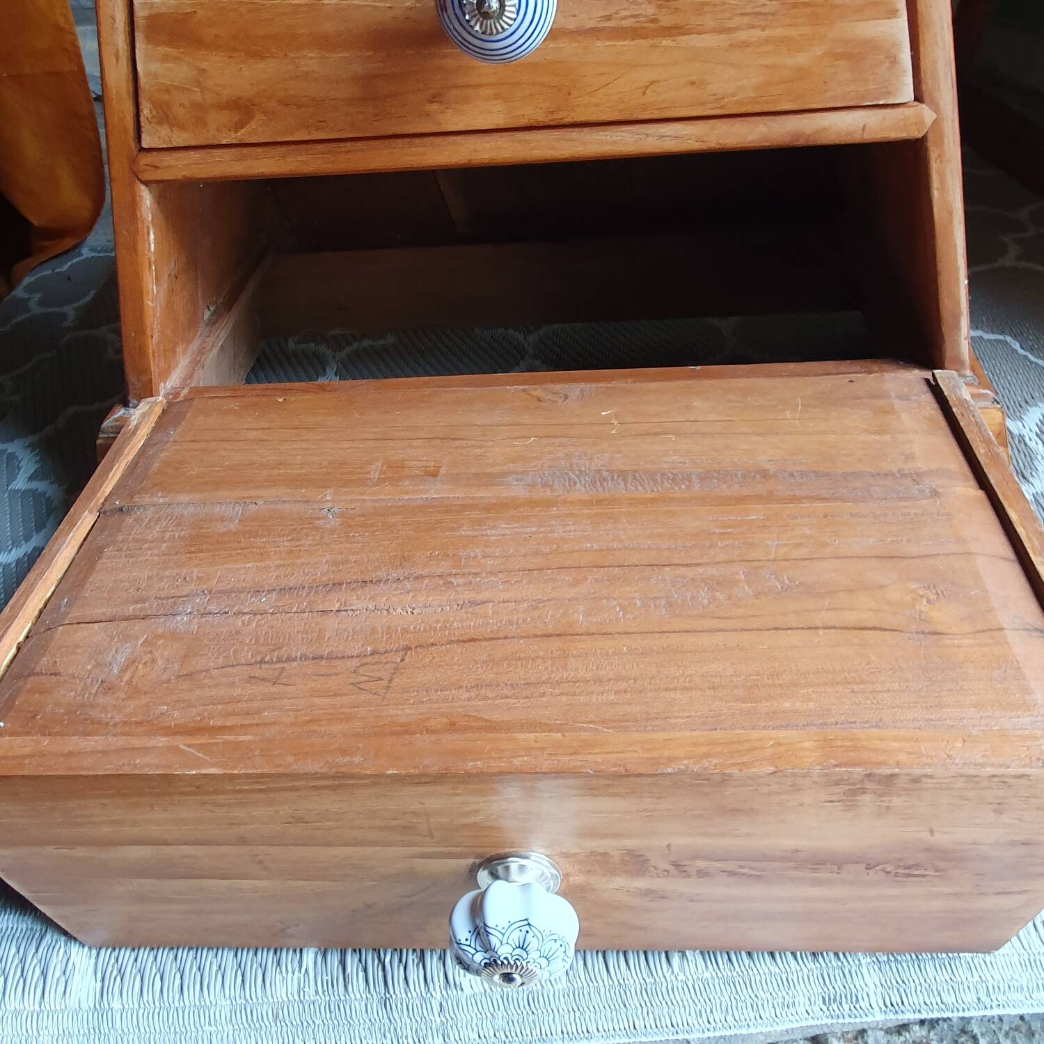 Pyramid-shaped chest of drawers