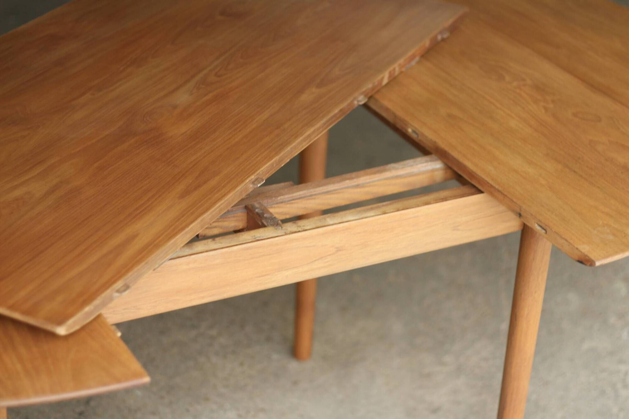 Succession LACOSTE: extendable table 311 by Borge Mogensen, 1950s/60s.
