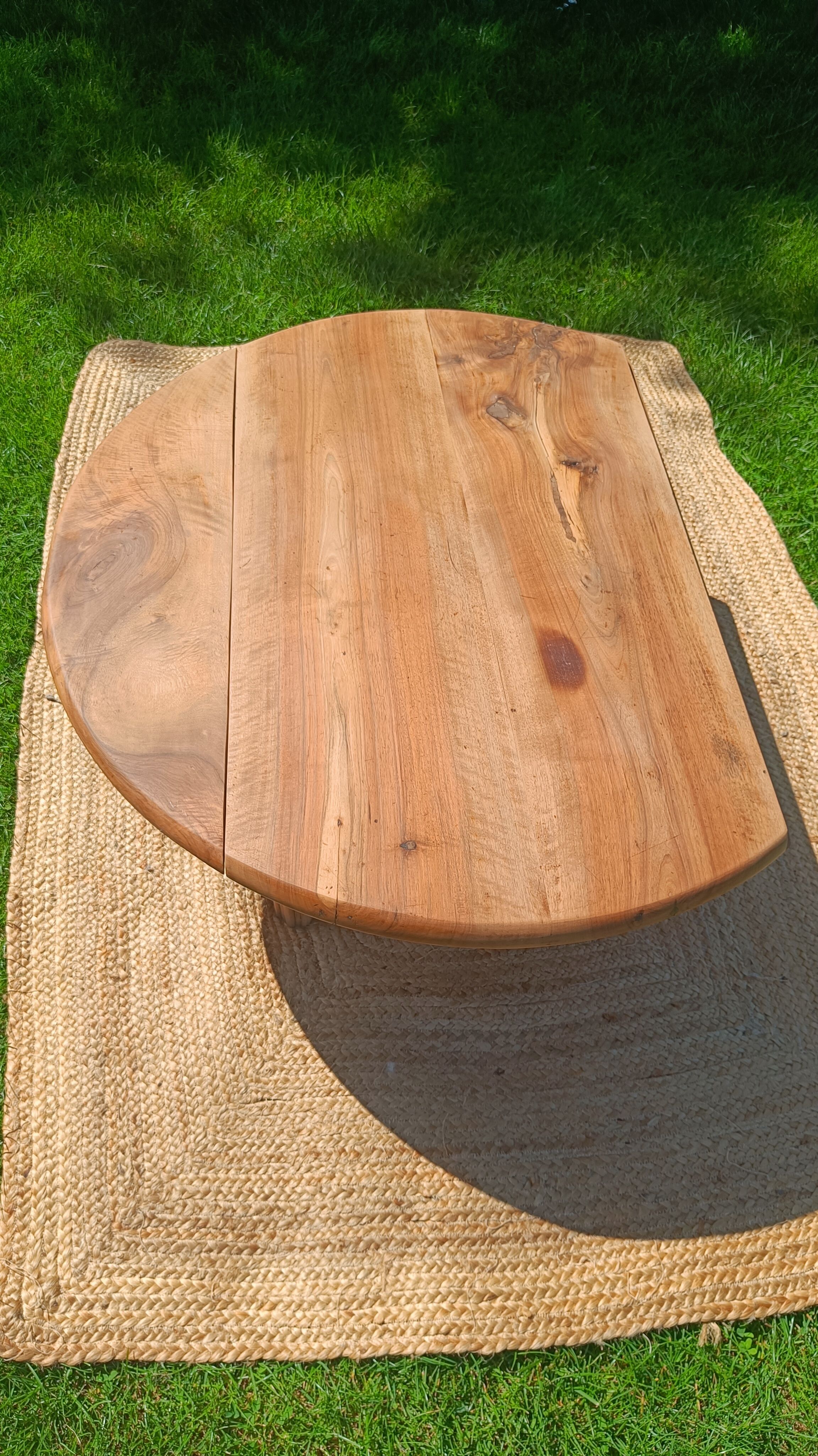 Round coffee table in solid walnut – foldable top