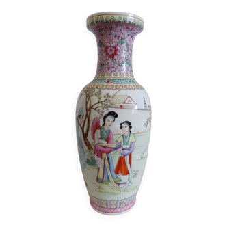 Vase chinois en porcelaine de la famille rose.