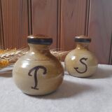 Salière et poivrière en grès vintage, signature à identifier